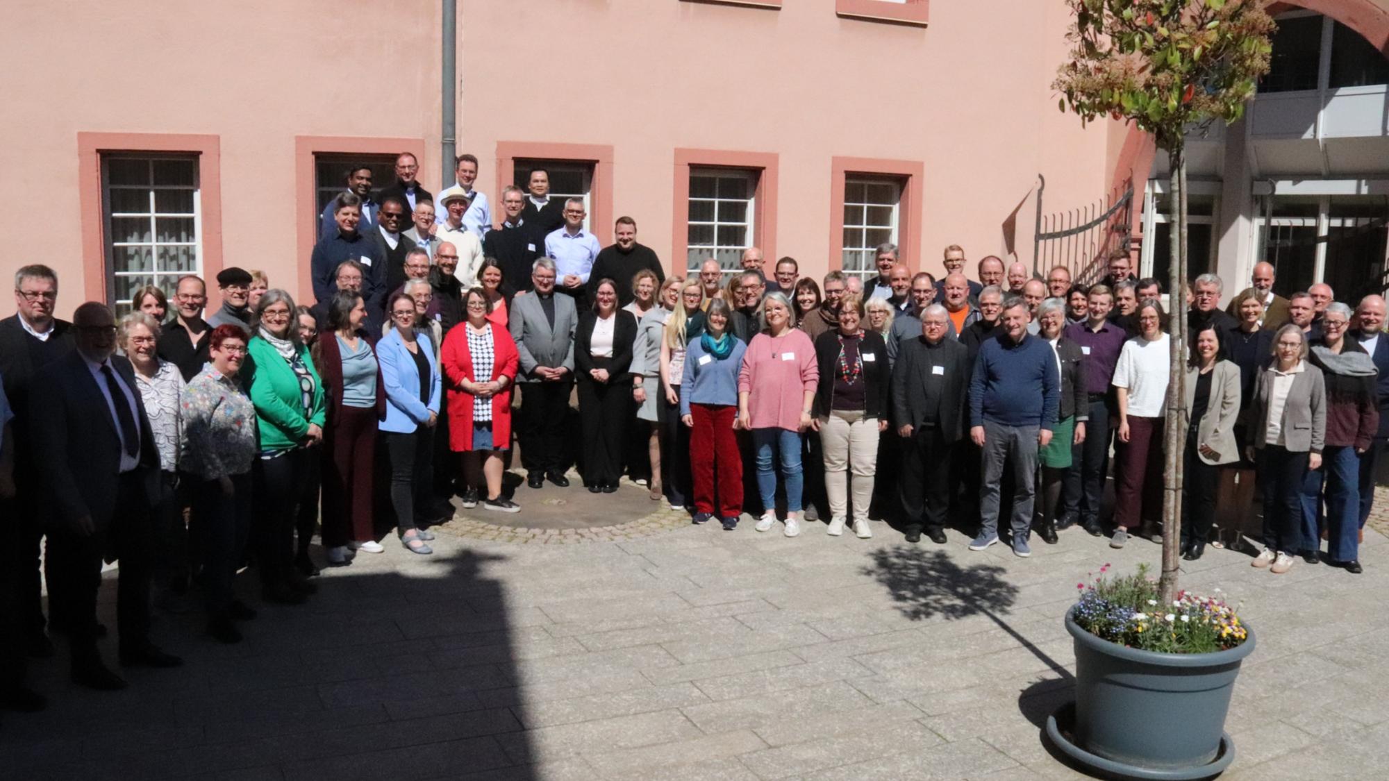 Die Konferenz der Pfarreileitung tagte erstmals im Erbacher Hof in Mainz