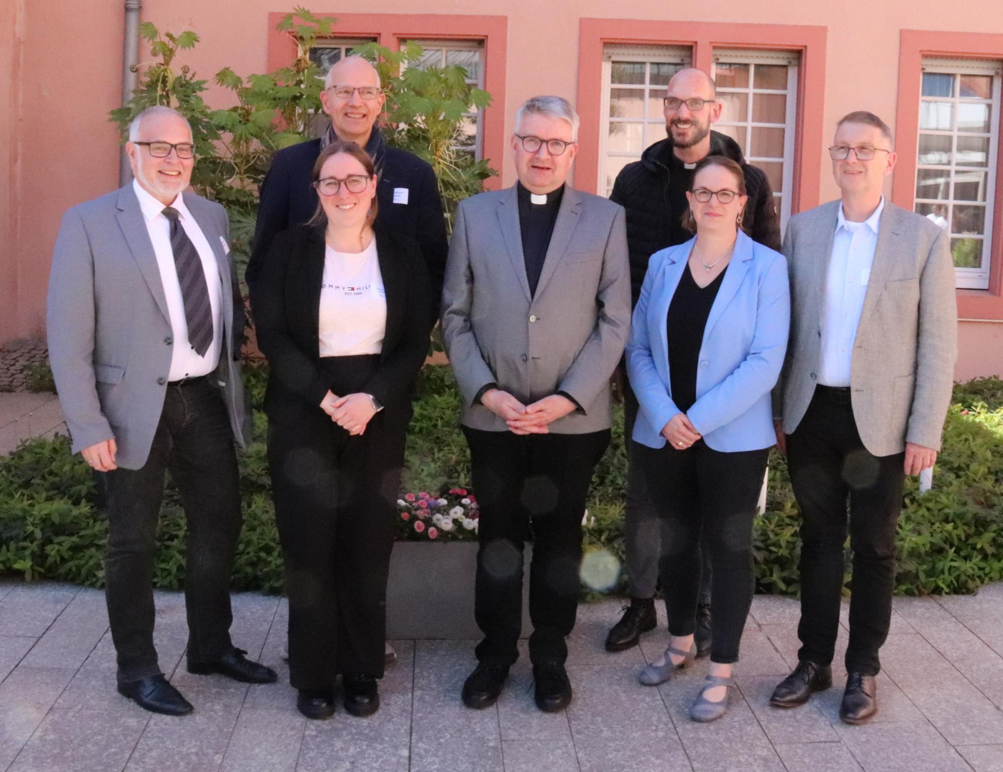 Delegationen (von links nach rechts): Clemens Weißenberger Geschäftsführer der Konferenz, Barbara Flößer, Michael Beermann, Bischof Peter Kohlgraf, Christian Feuerstein, Joana Golonka-Becker, Ulrich Neff (c) Bistum Mainz/Hoffmann