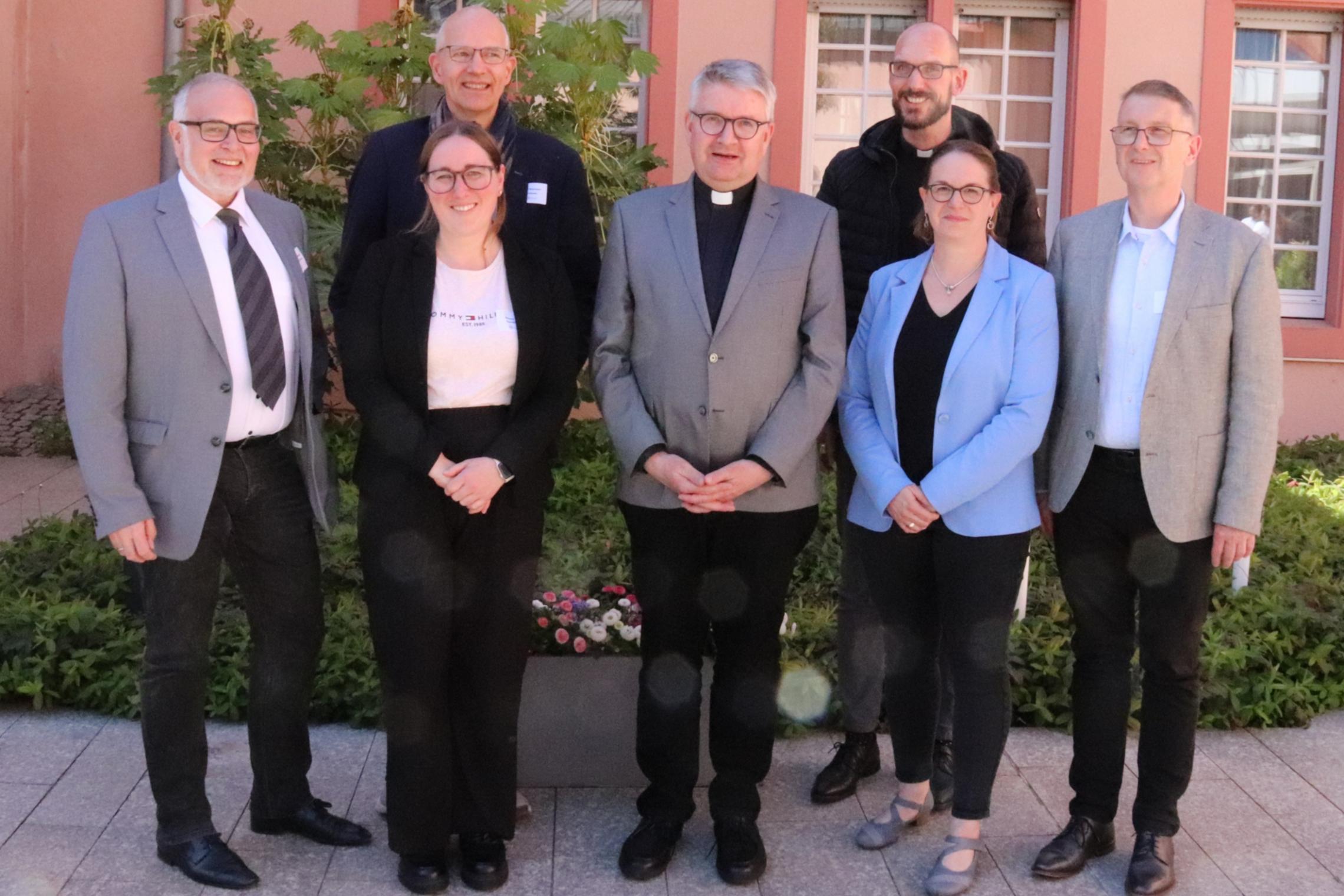Delegationen (von links nach rechts): Clemens Weißenberger Geschäftsführer der Konferenz, Barbara Flößer, Michael Beermann, Bischof Peter Kohlgraf, Christian Feuerstein, Christine Richter, Ulrich Neff (c) Bistum Mainz/Hoffmann