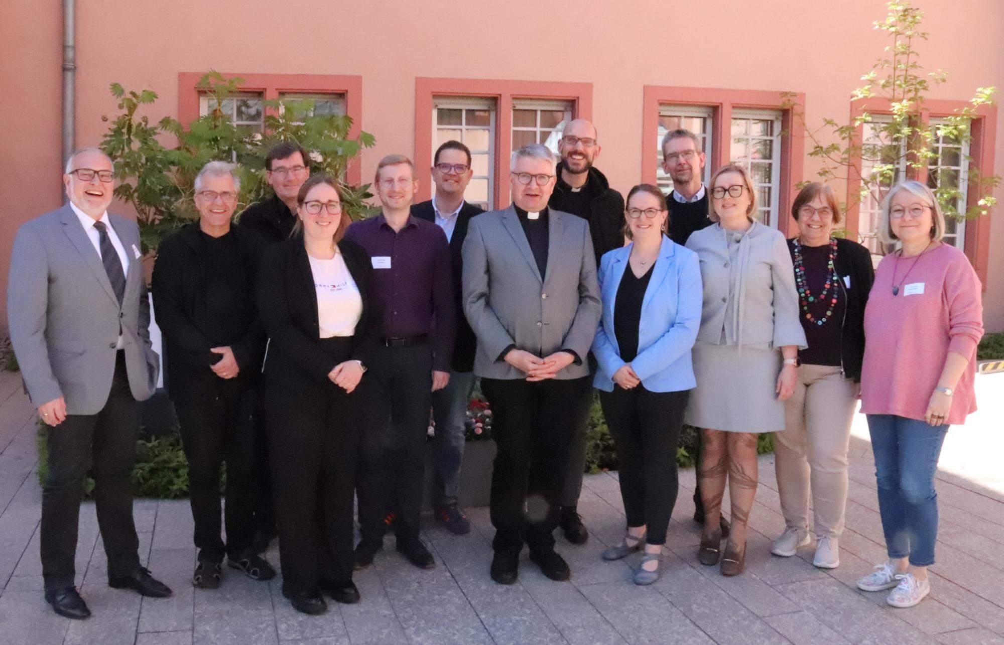 Delegationen in die Gremien des Bistums (von links nach rechts): Clemens Weissenberger, Karl-Heinrich Stein, Martin Berker, Barbara Flößer, David Haub, Matthias Kusch, Bischof Kohlgraf, Christian Feuerstein, Joana Golonka-Becker, Bernhard Hock, Christine Richter, Benedikta Caspari, Petra Licht (c) Bistum Mainz/Hoffmann