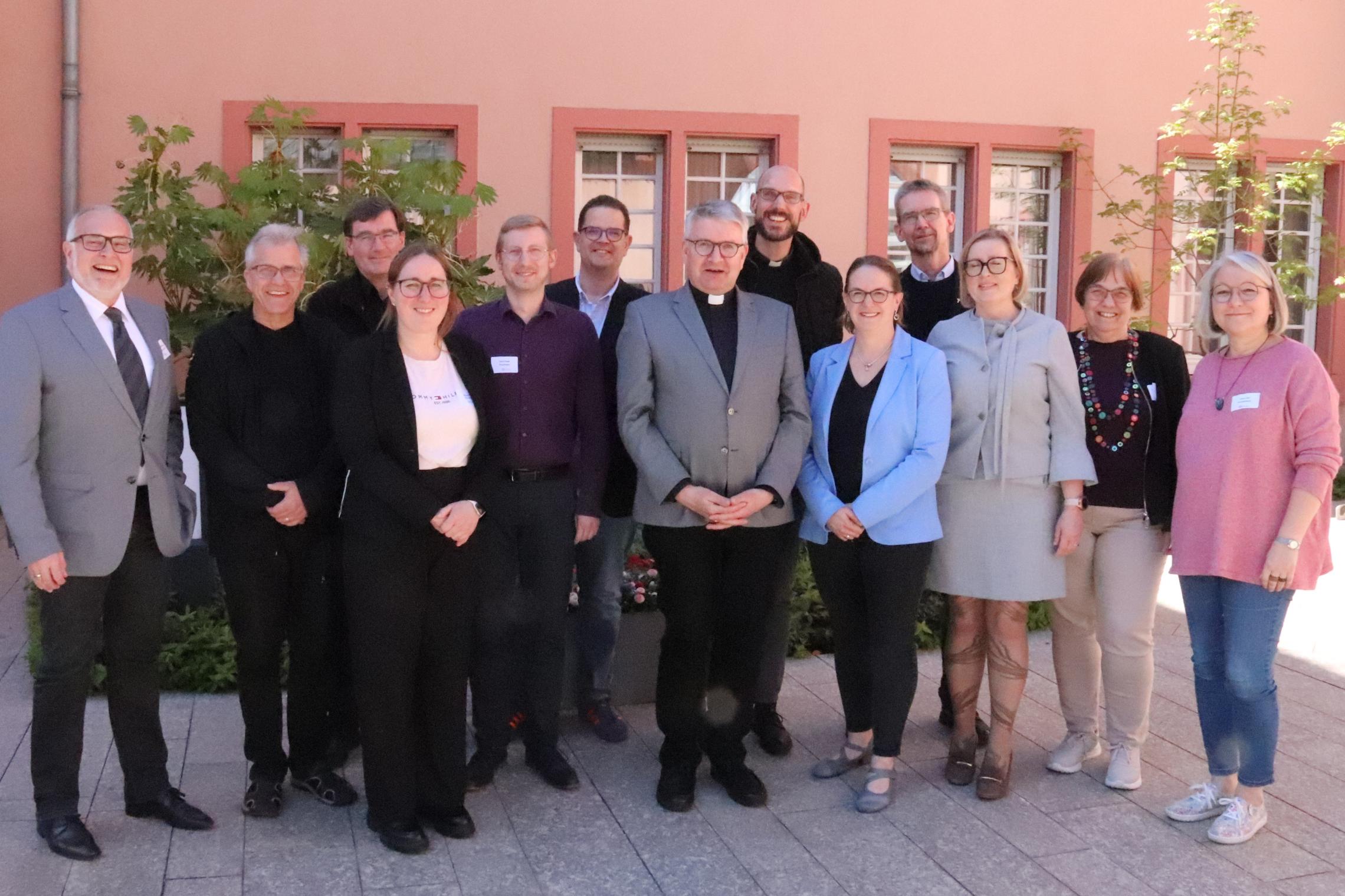 Delegationen in die Gremien des Bistums (von links nach rechts): Clemens Weissenberger, Karl-Heinrich Stein, Martin Berker, Barbara Flößer, David Haub, Matthias Kusch, Bischof Kohlgraf, Christian Feuerstein, Christine Richter, Bernhard Hock, Joana Golonka Becker, Benedikta Caspari, Petra Licht (c) Bistum Mainz/Hoffmann