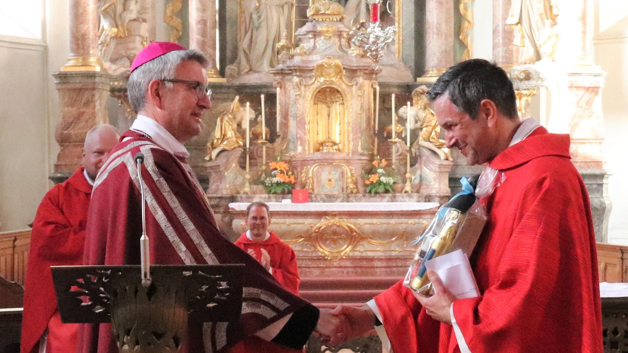 Bischof Peter Kohlgraf bedankt sich bei Pfarrer Markus Konrad für seinen Dienst