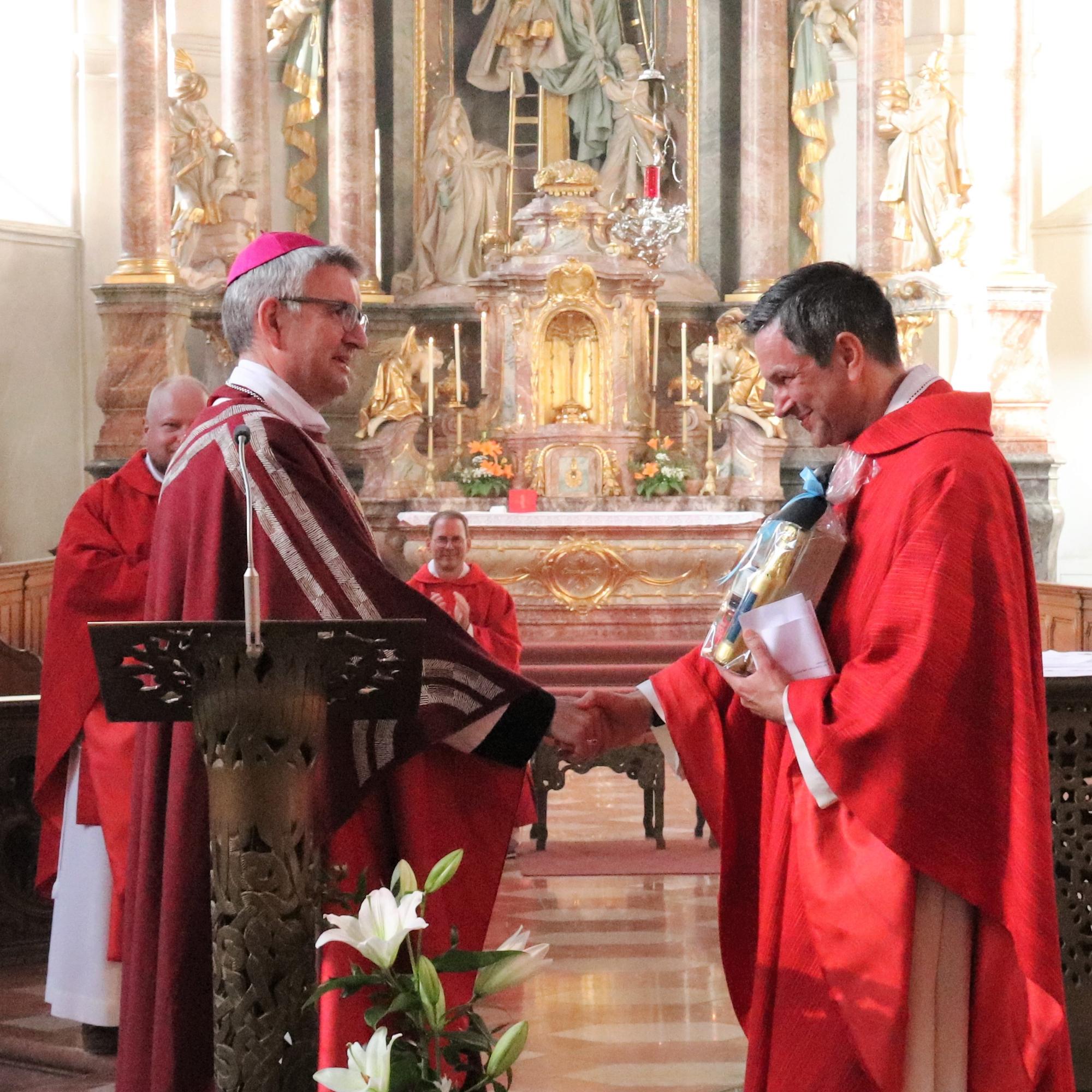 Bischof Peter Kohlgraf bedankt sich bei Pfarrer Markus Konrad für seinen Dienst