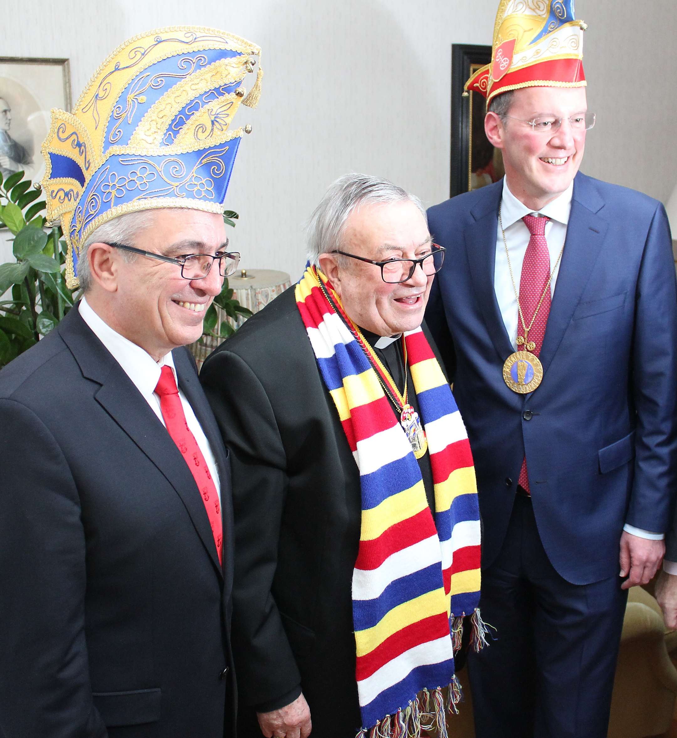 Mainz, 19.1.2017: Närrische Ehrung für Kardinal Karl Lehmann (Mitte) mit dem rheinland-pfälzischen Innenminister Roger Lewentz (l.) und dem Mainzer Oberbürgermeister Michael Ebling (r.).