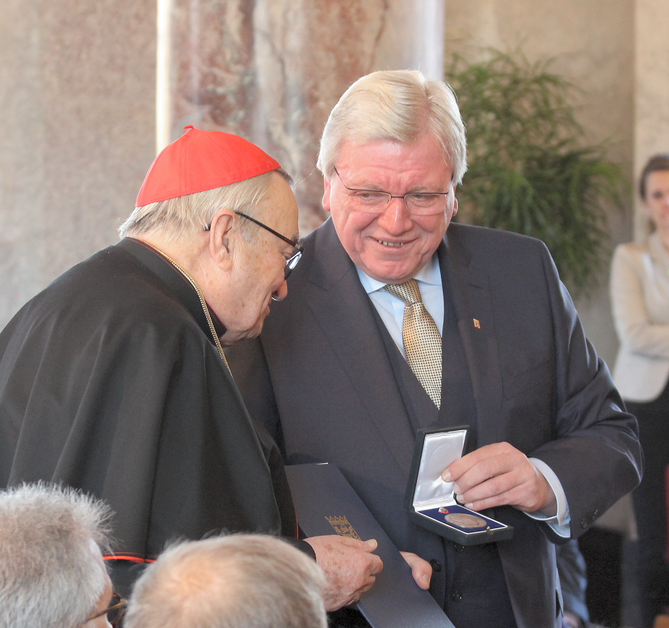 Wiesbaden, 30.11.2016: Der hessische Ministerpräsident Volker Bouffier (r.) zeichnete Kardinal Karl Lehmann mit der Wilhelm Leuschner-Medaille des Landes Hessen aus.