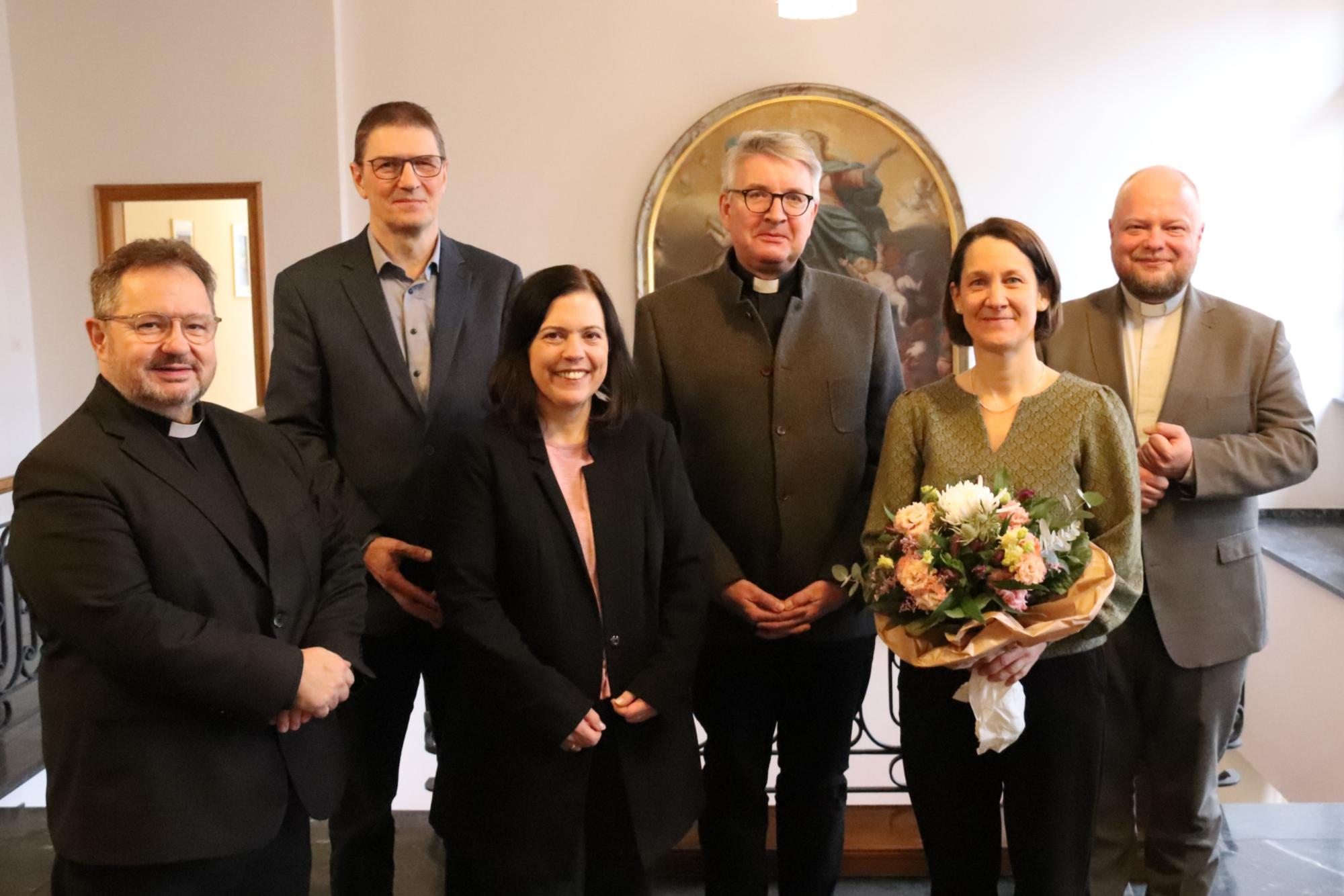 Dr. Anja Lempges (2. von rechts) bei ihrer Ernennung zur neuen Direktorin des Mainzer Dom- und Diözesanmuseums. Es gratulierten (von links): Domdekan Henning Priesel, Baudirektor Johannes Krämer, die Bevollmächtigte des Generalvikars, Stephanie Rieth, Bischof Peter Kohlgraf, sowie Generalvikar Sebastian Lang