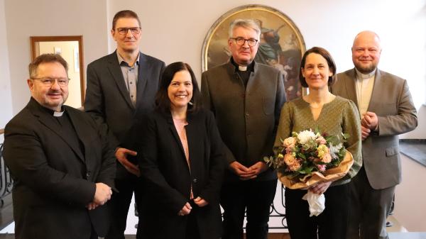Dr. Anja Lempges (2. von rechts) bei ihrer Ernennung zur neuen Direktorin des Mainzer Dom- und Diözesanmuseums. Es gratulierten (von links): Domdekan Henning Priesel, Baudirektor Johannes Krämer, die Bevollmächtigte des Generalvikars, Stephanie Rieth, Bischof Peter Kohlgraf, sowie Generalvikar Sebastian Lang