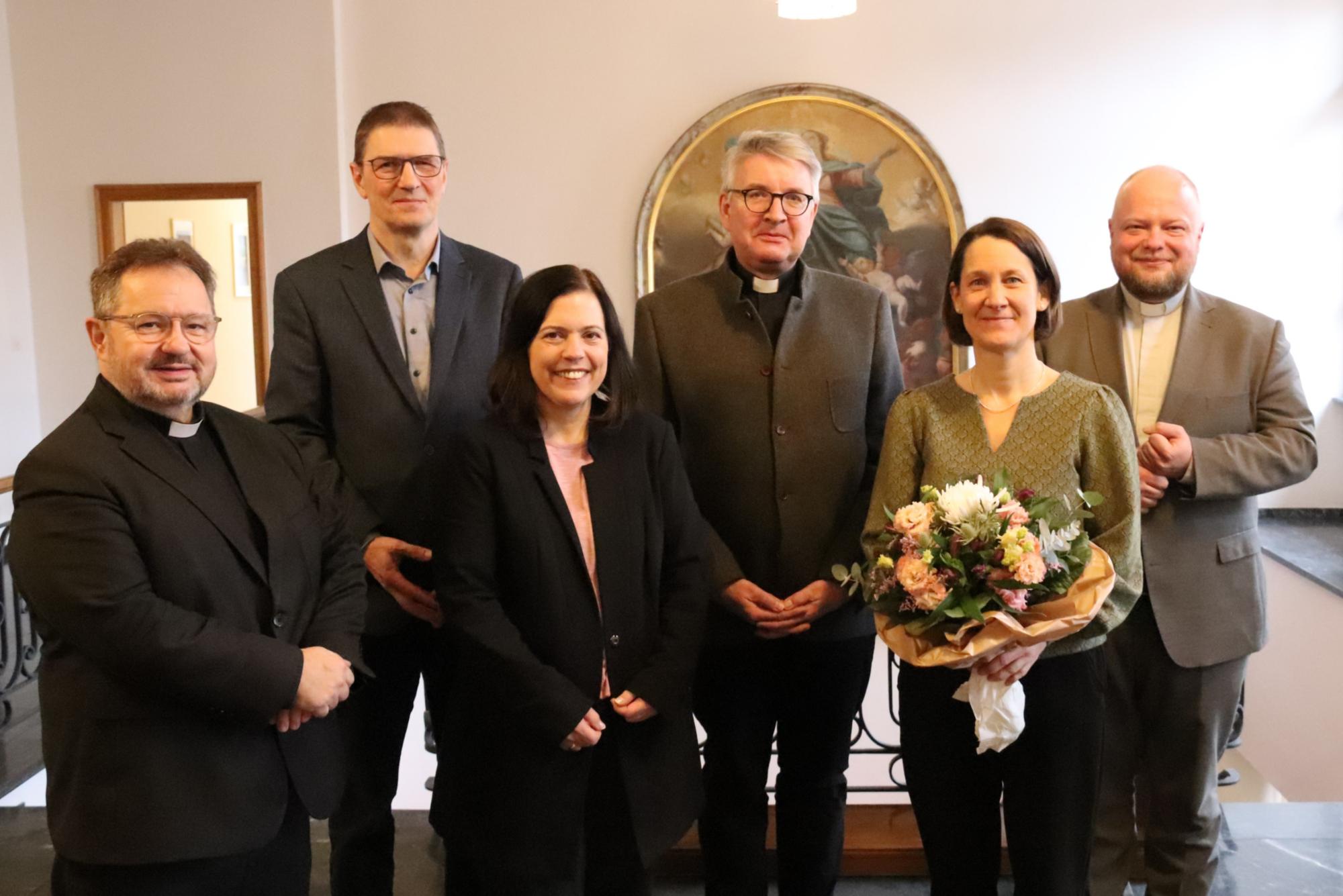 Dr. Anja Lempges (2. von rechts) bei ihrer Ernennung zur neuen Direktorin des Mainzer Dom- und Diözesanmuseums. Es gratulierten (von links): Domdekan Henning Priesel, Baudirektor Johannes Krämer, die Bevollmächtigte des Generalvikars, Stephanie Rieth, Bischof Peter Kohlgraf, sowie Generalvikar Sebastian Lang (c) Bistum Mainz/Hoffmann