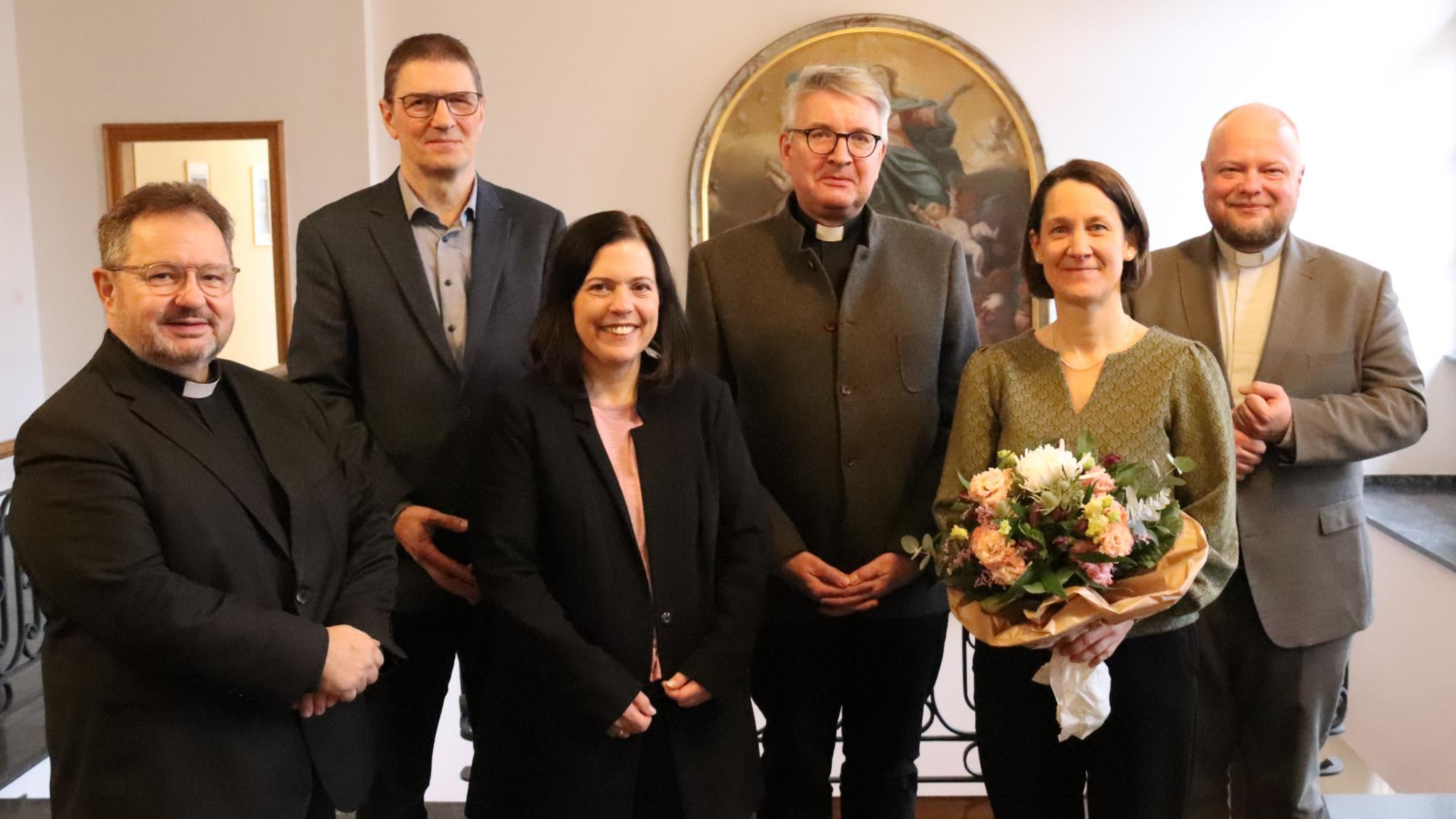 Dr. Anja Lempges (2. von rechts) bei ihrer Ernennung zur neuen Direktorin des Mainzer Dom- und Diözesanmuseums. Es gratulierten (von links): Domdekan Henning Priesel, Baudirektor Johannes Krämer, die Bevollmächtigte des Generalvikars, Stephanie Rieth, Bischof Peter Kohlgraf, sowie Generalvikar Sebastian Lang