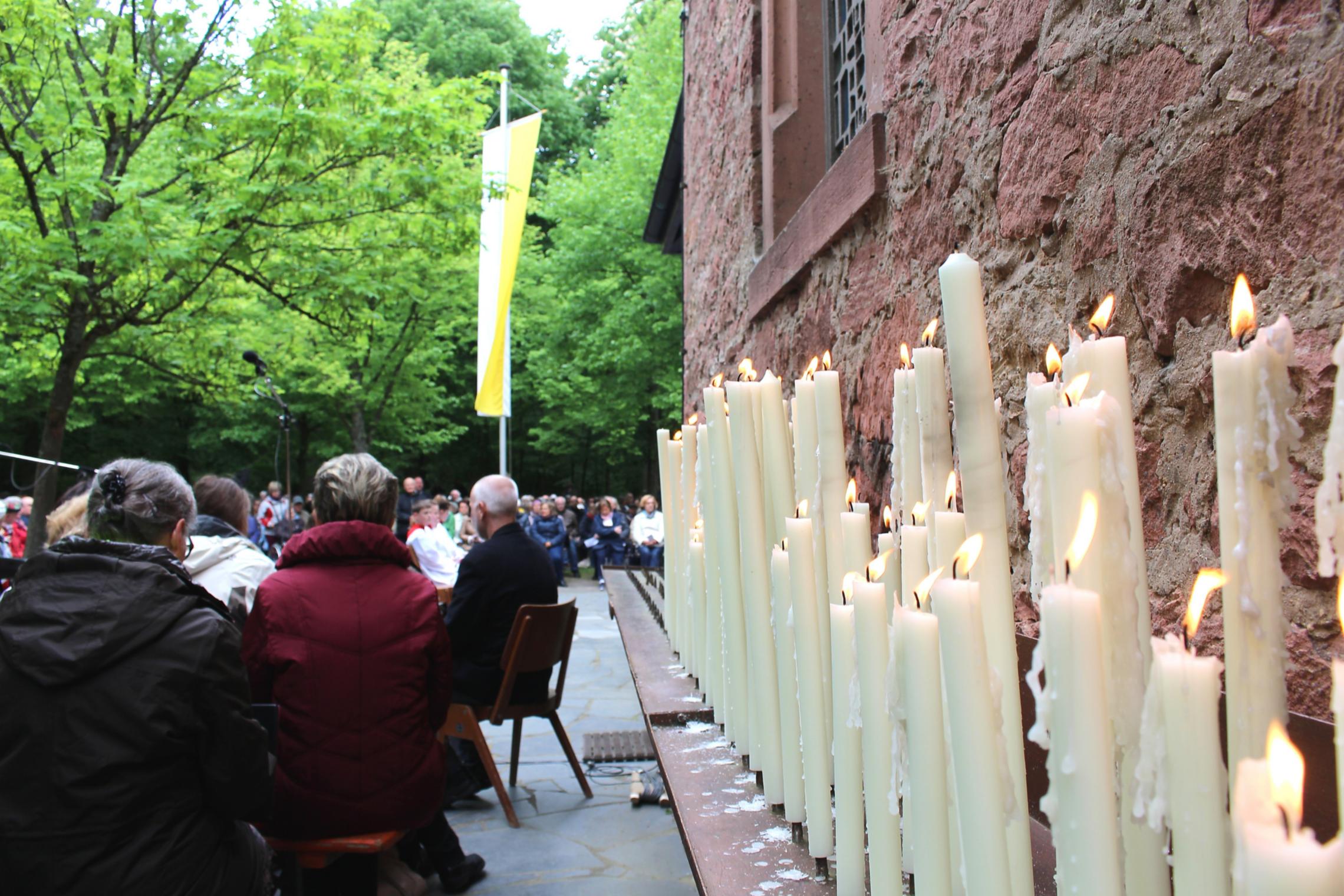Klein-Krotzenburg, 1. Mai 2018: Die Pilger zündeten viele Kerzen an der Wallfahrtskapelle an.