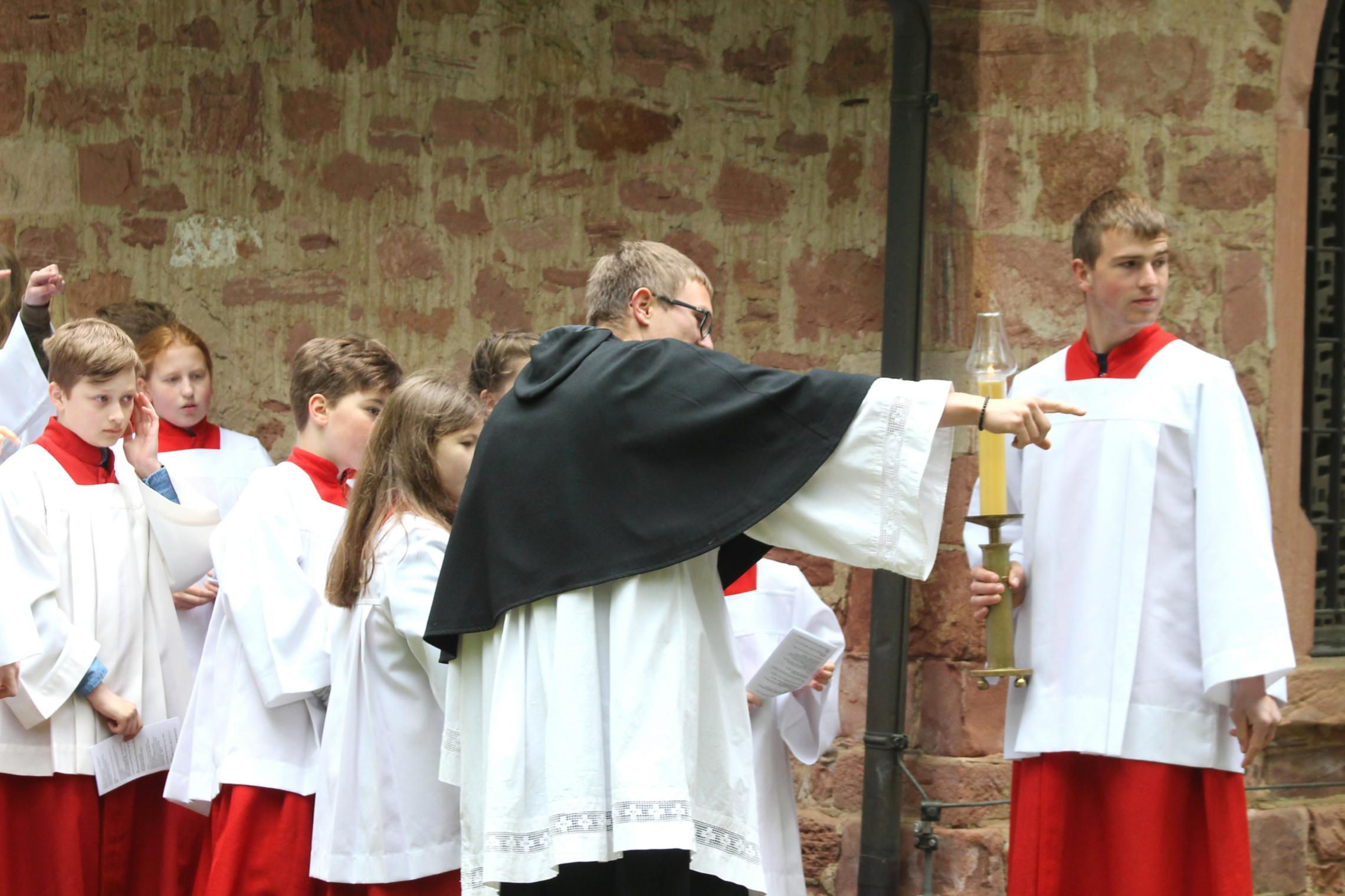 Klein-Krotzenburg, 1. Mai 2018: Letzte Anweisungen für die Messdiener vor dem Gottesdienst.