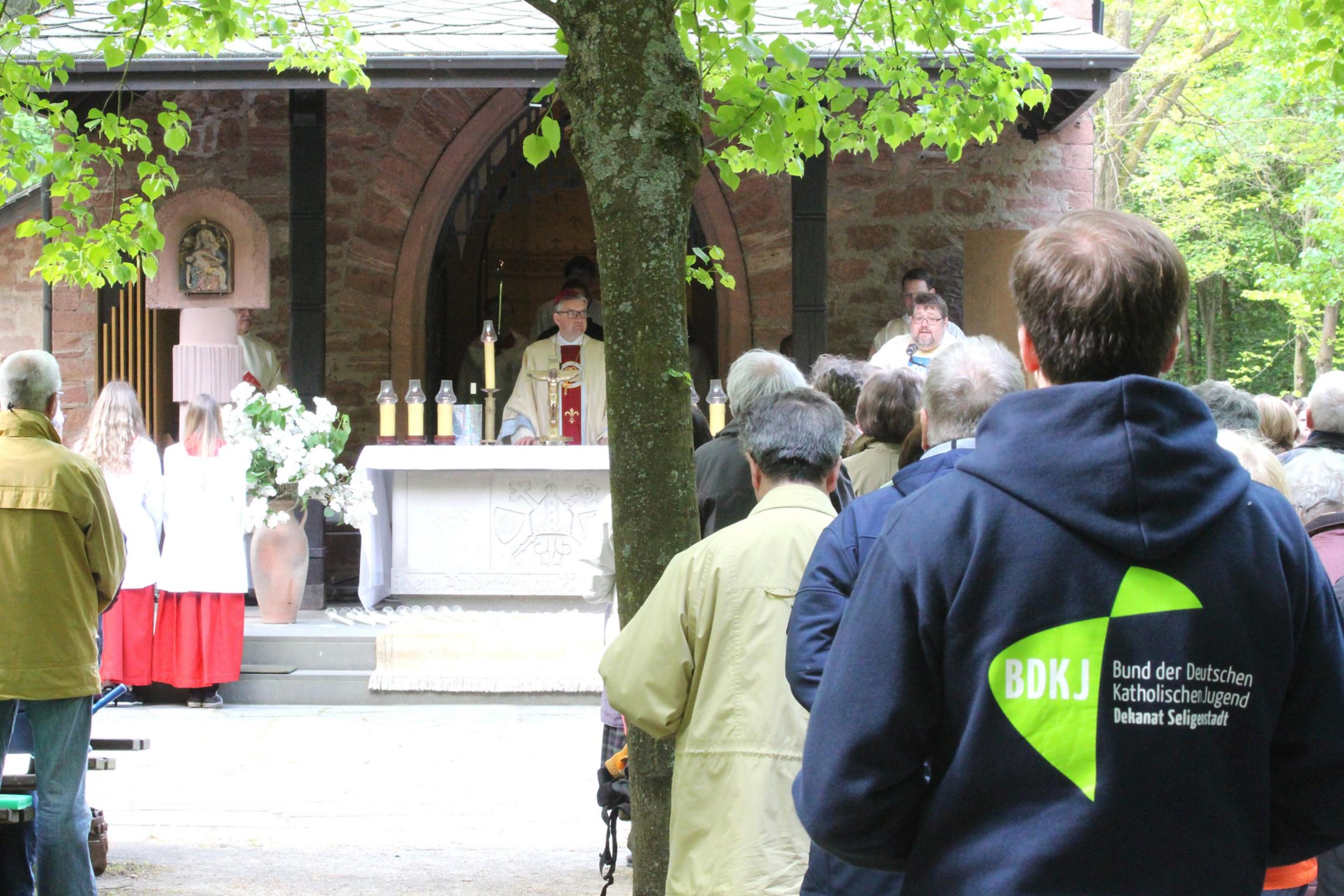 Klein-Krotzenburg, 1. Mai 2018: Pfarrer Thomas Weiß (rechts) lud die Pilger am Ende des Gottesdienst zum Familienfest der Kolpingfamilie ein, an dem auch Bischof Peter Kohlgraf noch teilnahm.