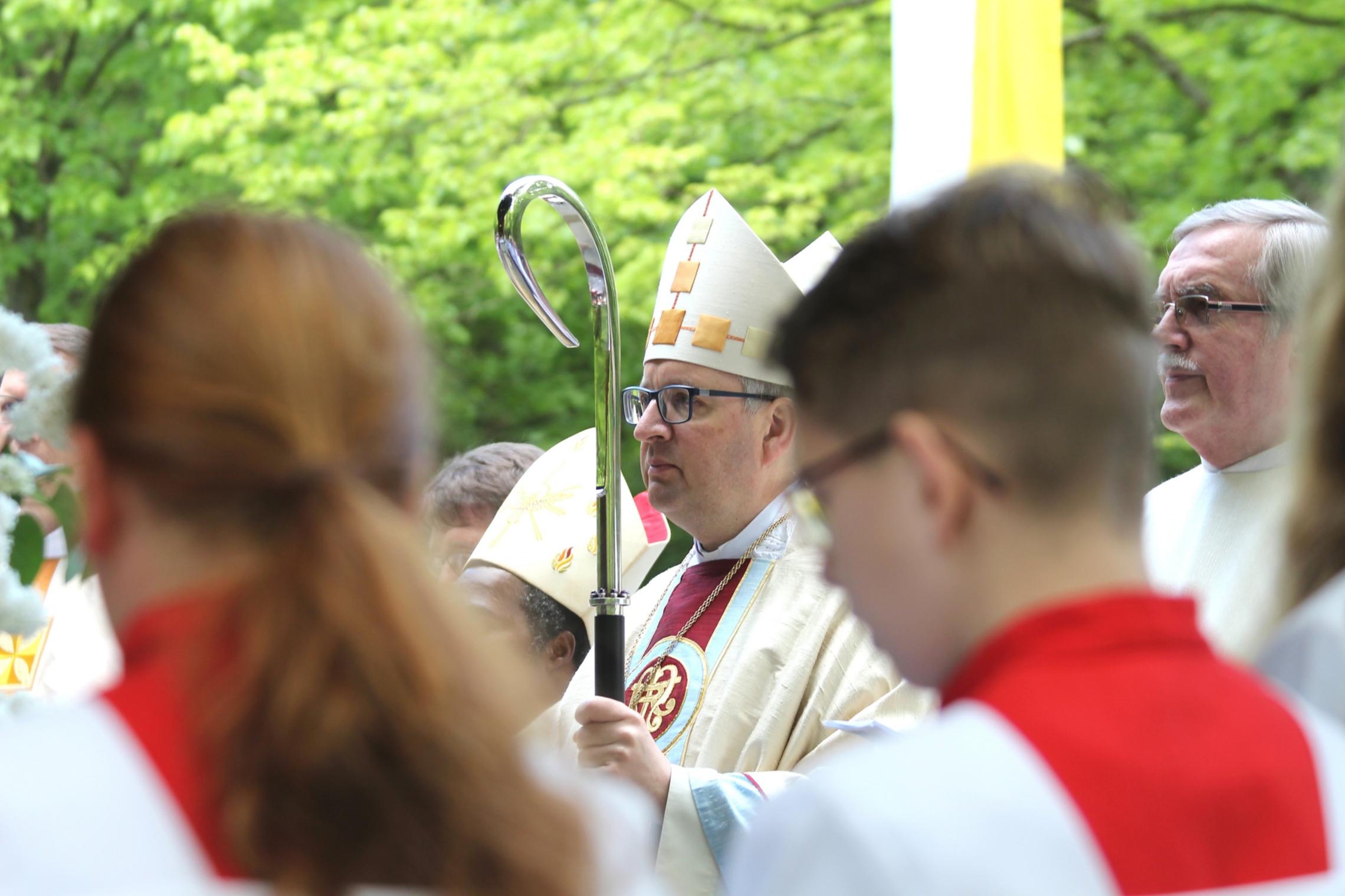 Klein-Krotzenburg, 1. Mai 2018: Bischof Peter Kohlgraf beim Schlusslied des Gottesdienstes auf der Liebfrauenheide.
