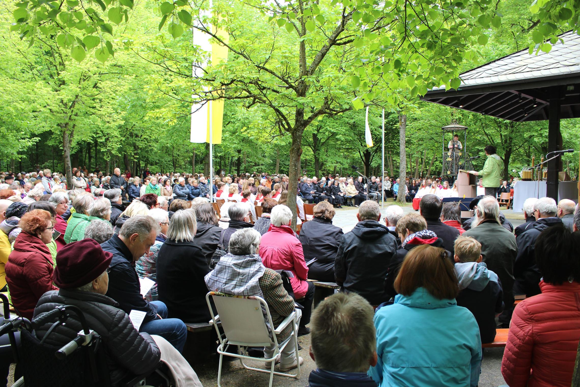 Klein-Krotzenburg, 1. Mai 2018: Voll war es beim Gottesdienst zur Eröffnung der Wallfahrten auf der Liebfrauenheide.
