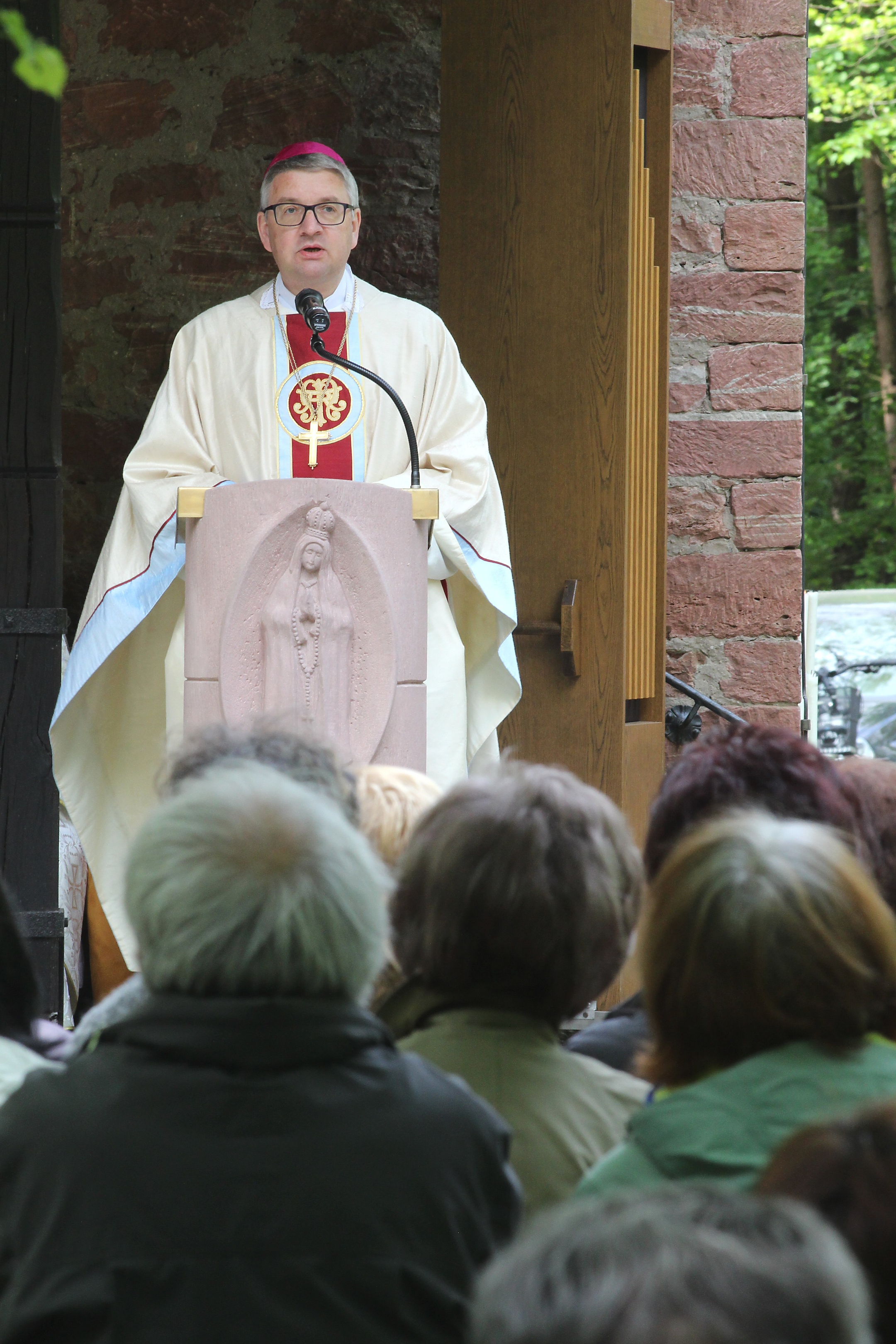 Klein-Krotzenburg, 1. Mai 2018: Bischof Peter Kohlgraf trug bei dem Gottesdienst das Brustkreuz von Bischof Ketteler, das Kardinal Karl Lehmann ihm am Tag seiner Bischofsweihe gegeben hatte.