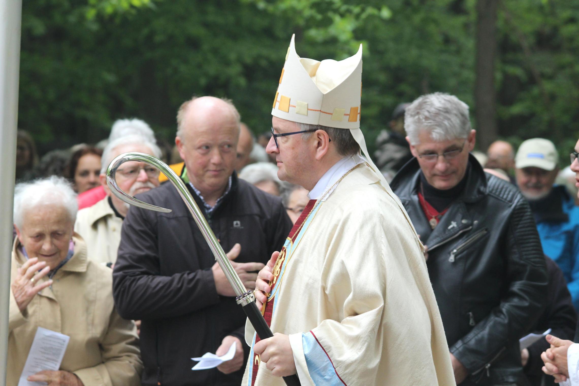 Klein-Krotzenburg, 1. Mai 2018: Bischof Peter Kohlgraf beim Einzug auf der Liebfrauenheide.