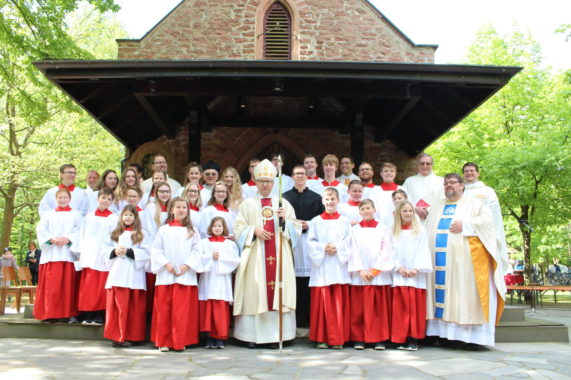 Klein-Krotzenburg, 1. Mai 2018: Gruppenbild mit Bischof Peter Kohlgraf nach dem Gottesdienst auf der Liebfrauenheide.