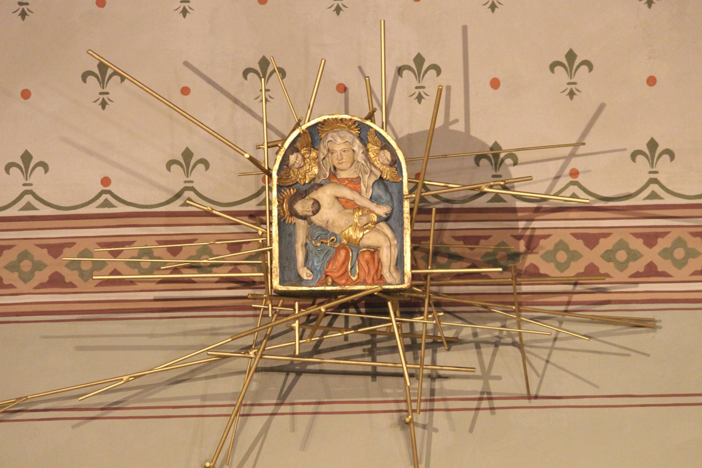 Klein-Krotzenburg, 1. Mai 2018: Das Gnadenbild der Liebfrauenheide, eine holzgeschnitzte Pietà (datiert um 1620), wird in der Pfarrkirche in Klein-Krotzenburg aufbewahrt und bei den Wallfahrten in einer Prozession zur Kapelle gebracht.
