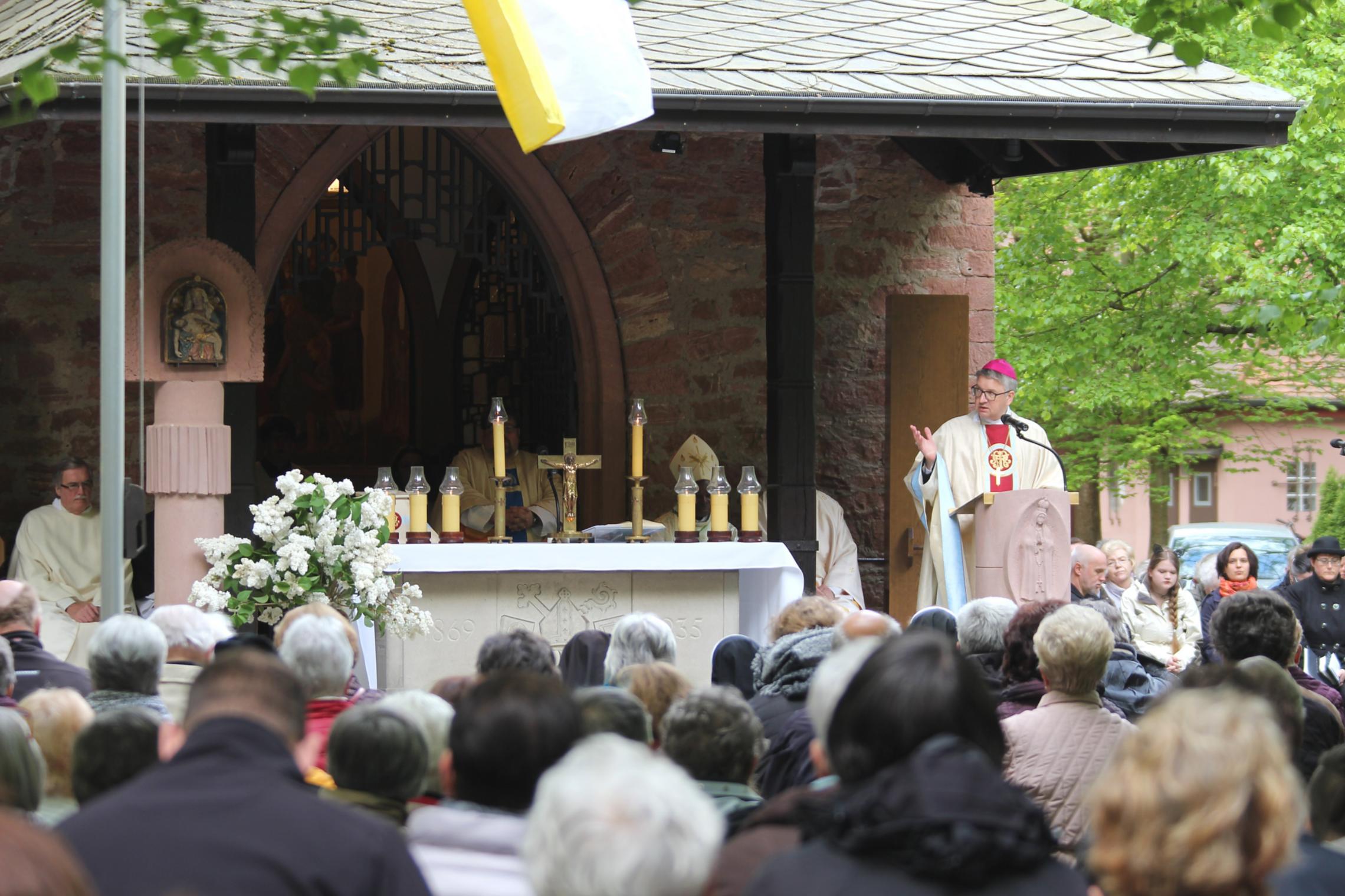 Klein-Krotzenburg, 1. Mai 2018: Der Platz vor der Wallfahrtskapelle, deren 150-jähriges Bestehen gefeiert wurde, war gut gefüllt.