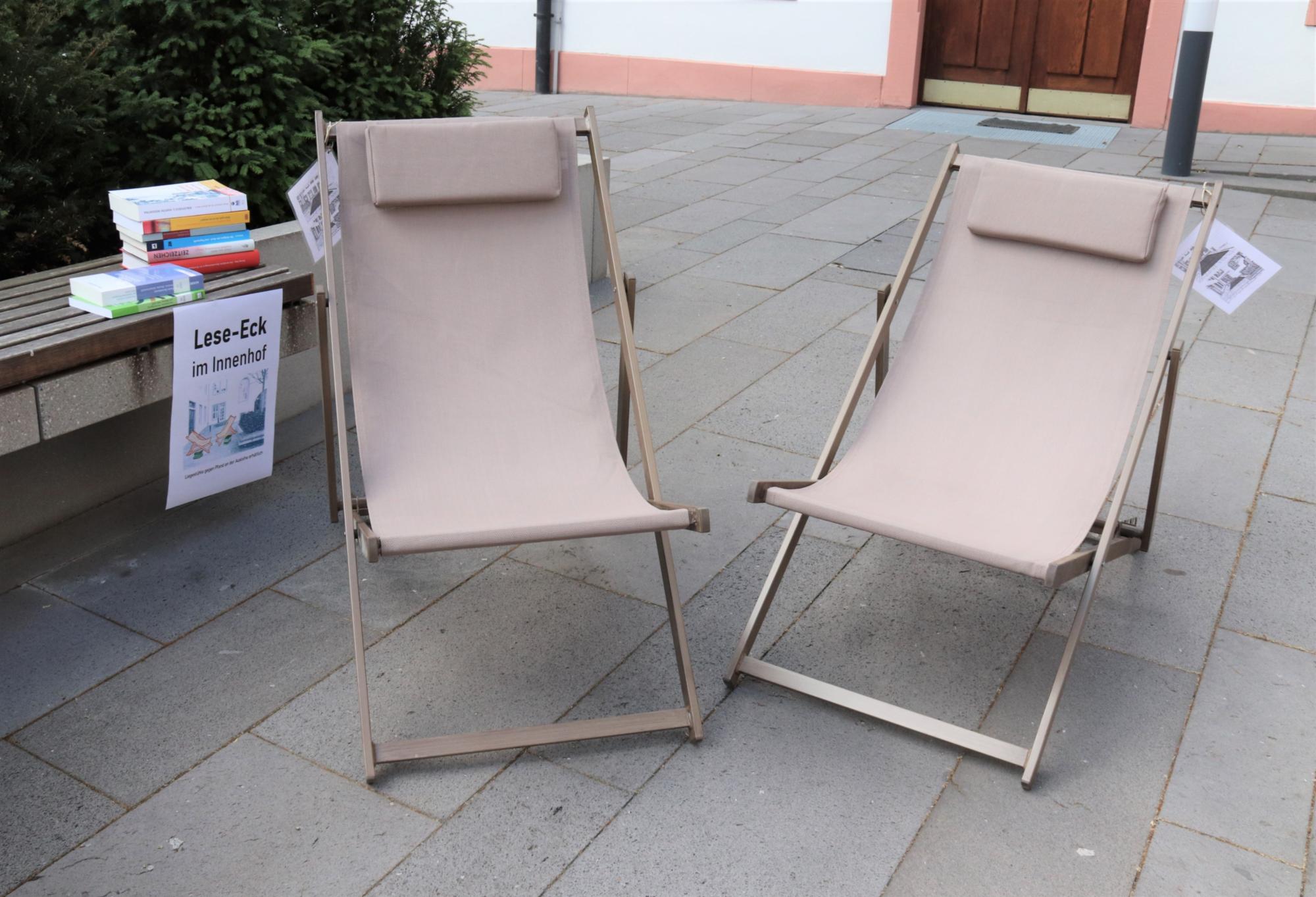 Die neuen Liegestühle der Mainzer Martinus-Bibliothek