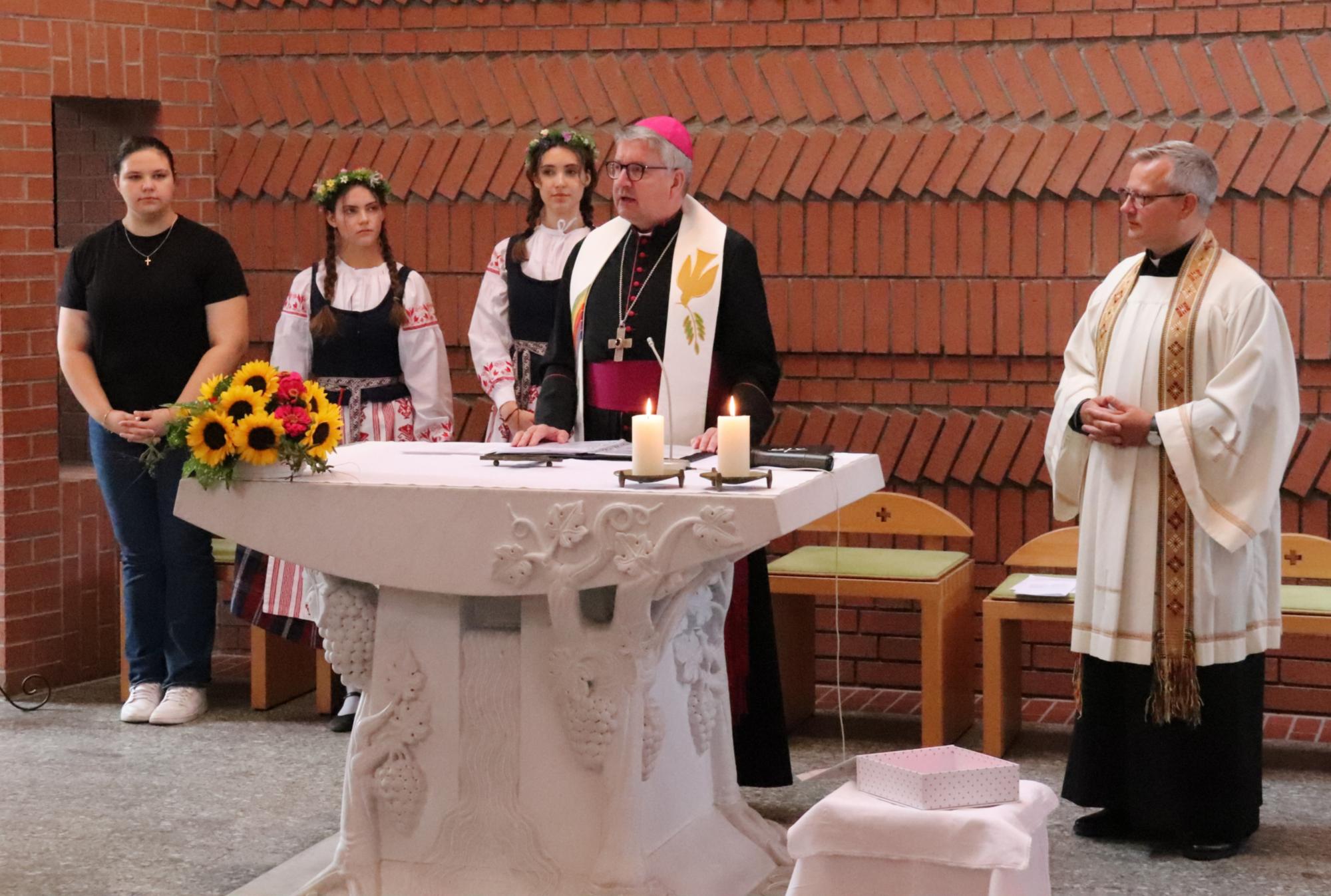 Bischof Kohlgraf feierte den Schuljahres-Eröffnungsgottesdienst des Litauischen Gymnasiums Lampertheim (c) Bistum Mainz/Hoffmann