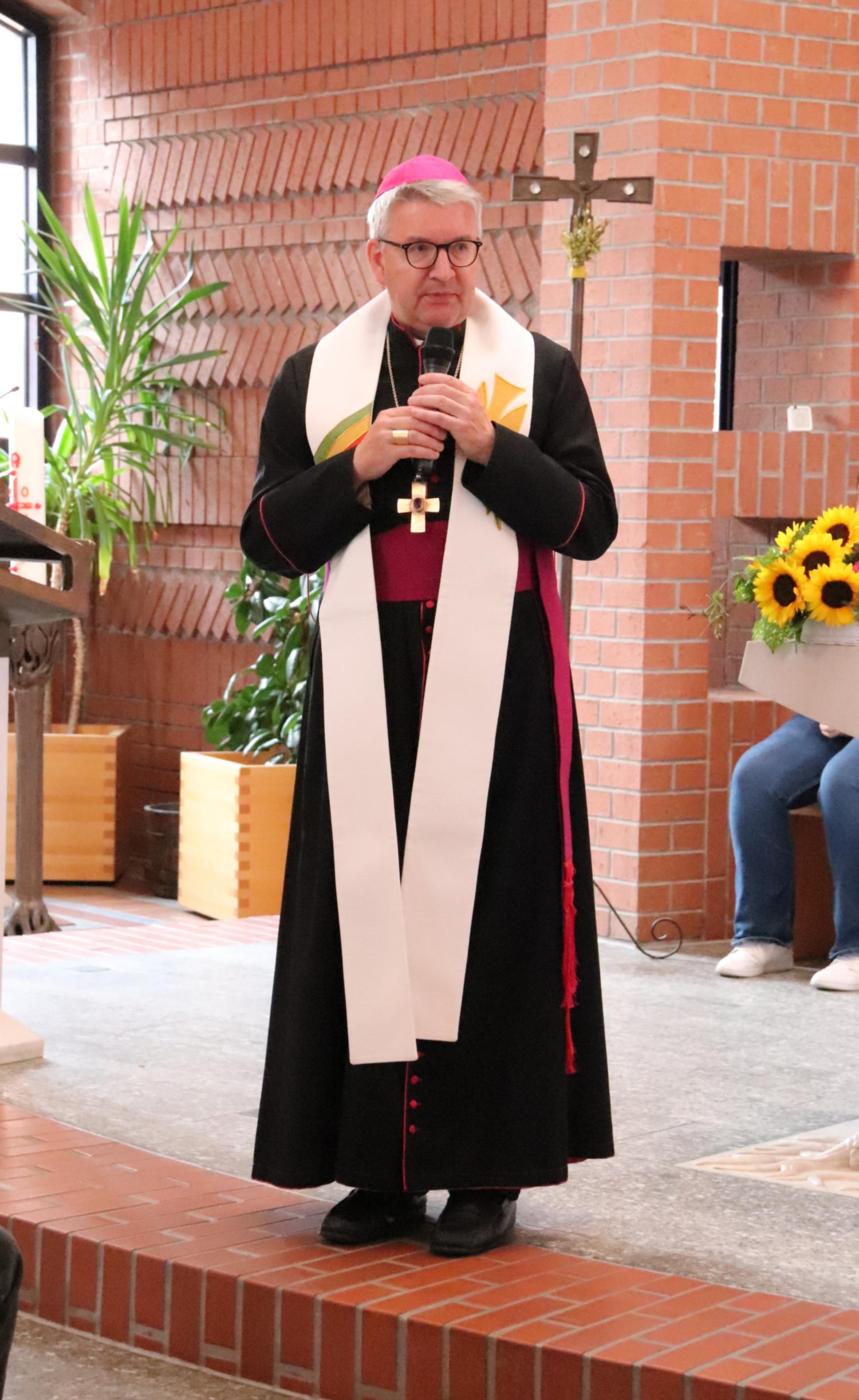 Bischof Kohlgraf bei seiner Predigt zum Schuljahres-Eröffnungsgottesdienst in Lampertheim (c) Bistum Mainz/Hoffmann