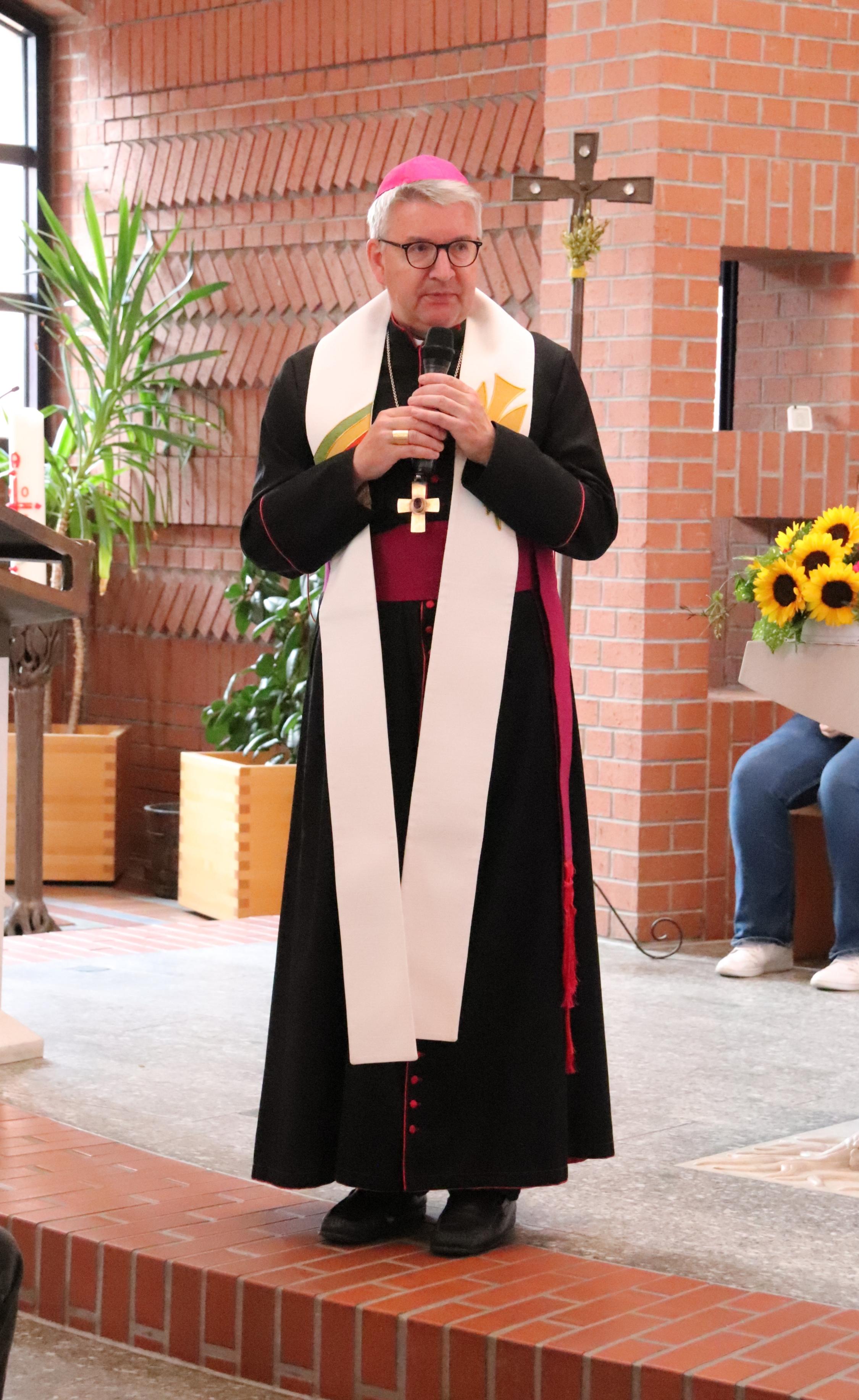 Bischof Kohlgraf bei seiner Predigt zum Schuljahres-Eröffnungsgottesdienst in Lampertheim