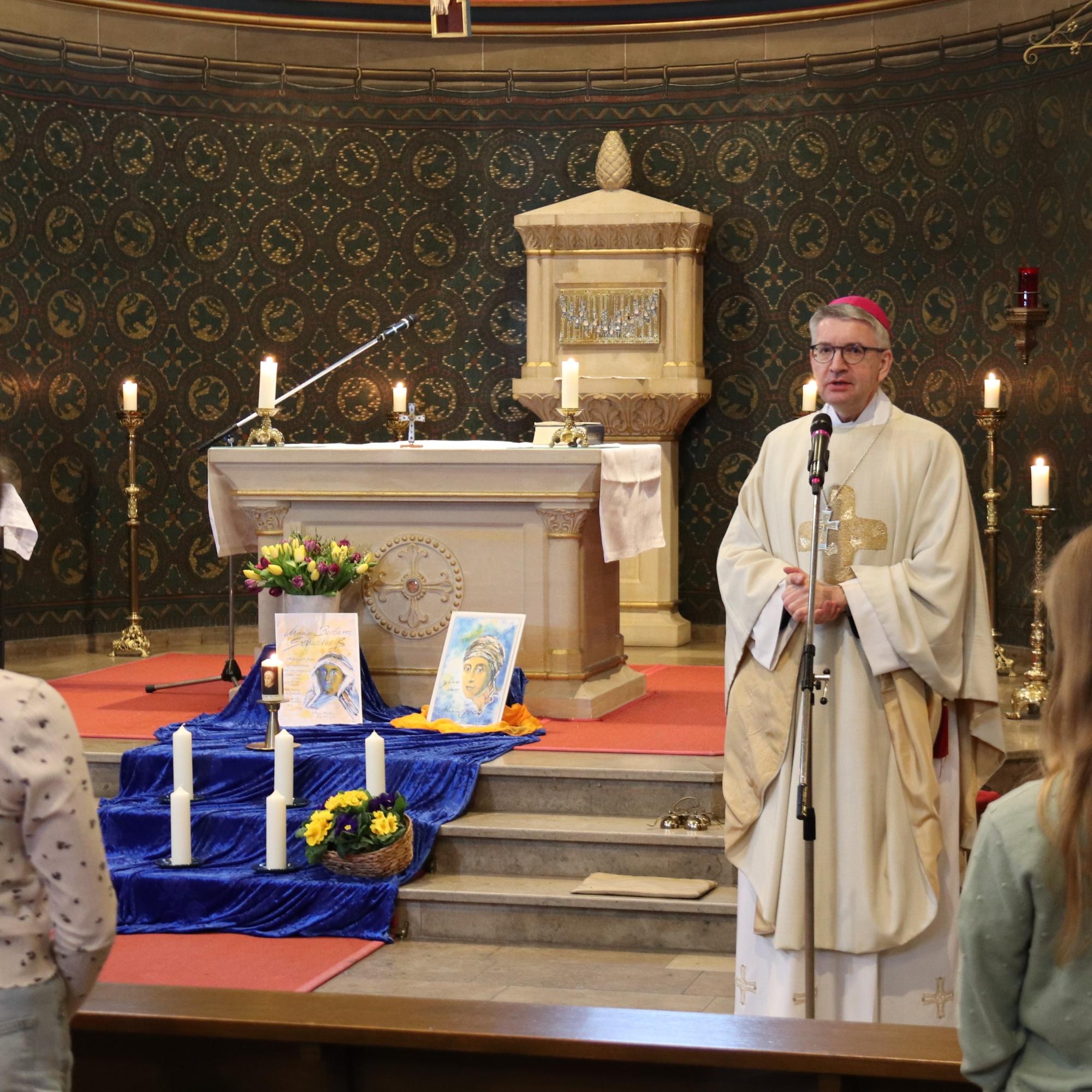 Bischof Peter Kohlgraf feierte den Festgottesdienst in der Kapelle der Maria Ward Schule Mainz.
