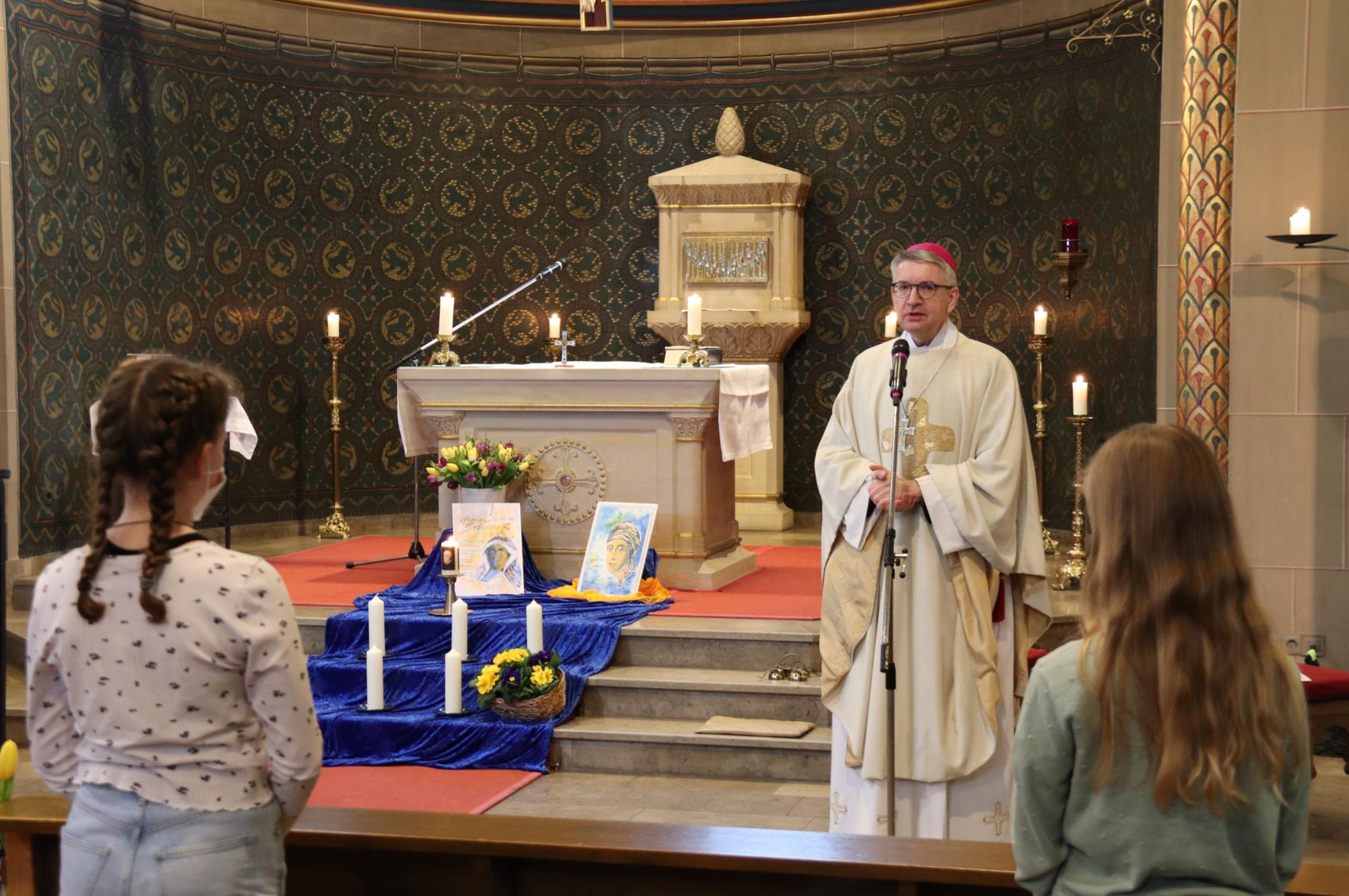 Bischof Peter Kohlgraf feierte den Festgottesdienst in der Kapelle der Maria Ward Schule Mainz. (c) Bistum Mainz/Hoffmann