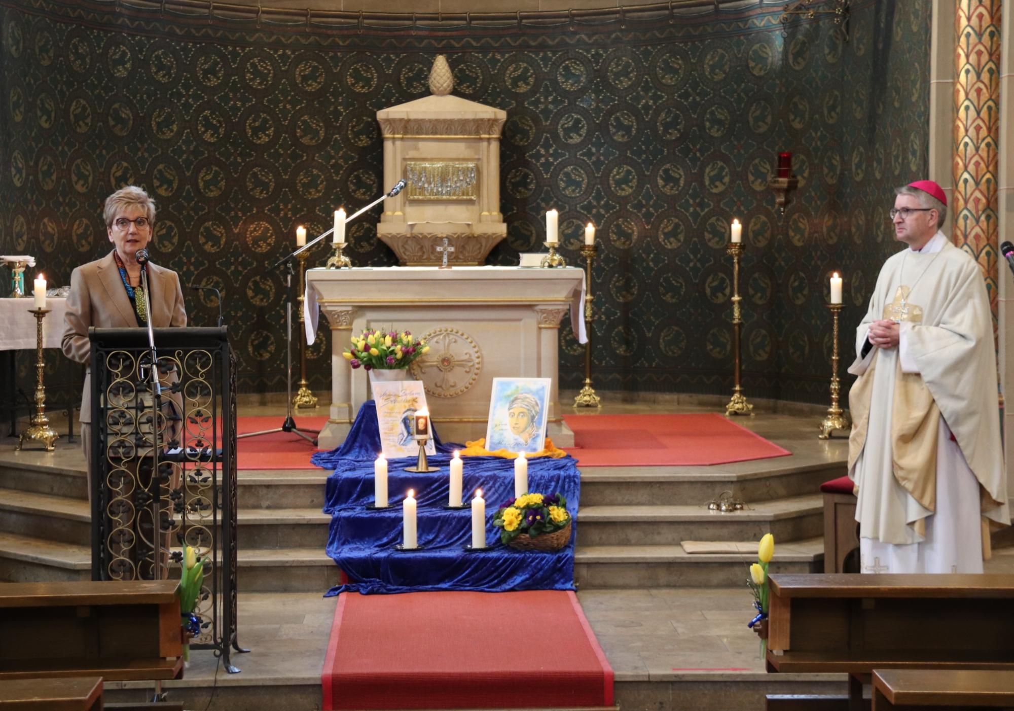 Schulleiterin Dr. Andrea Litzenburger dankte Bischof Peter Kohlgraf für die Feier des Gottesdienstes