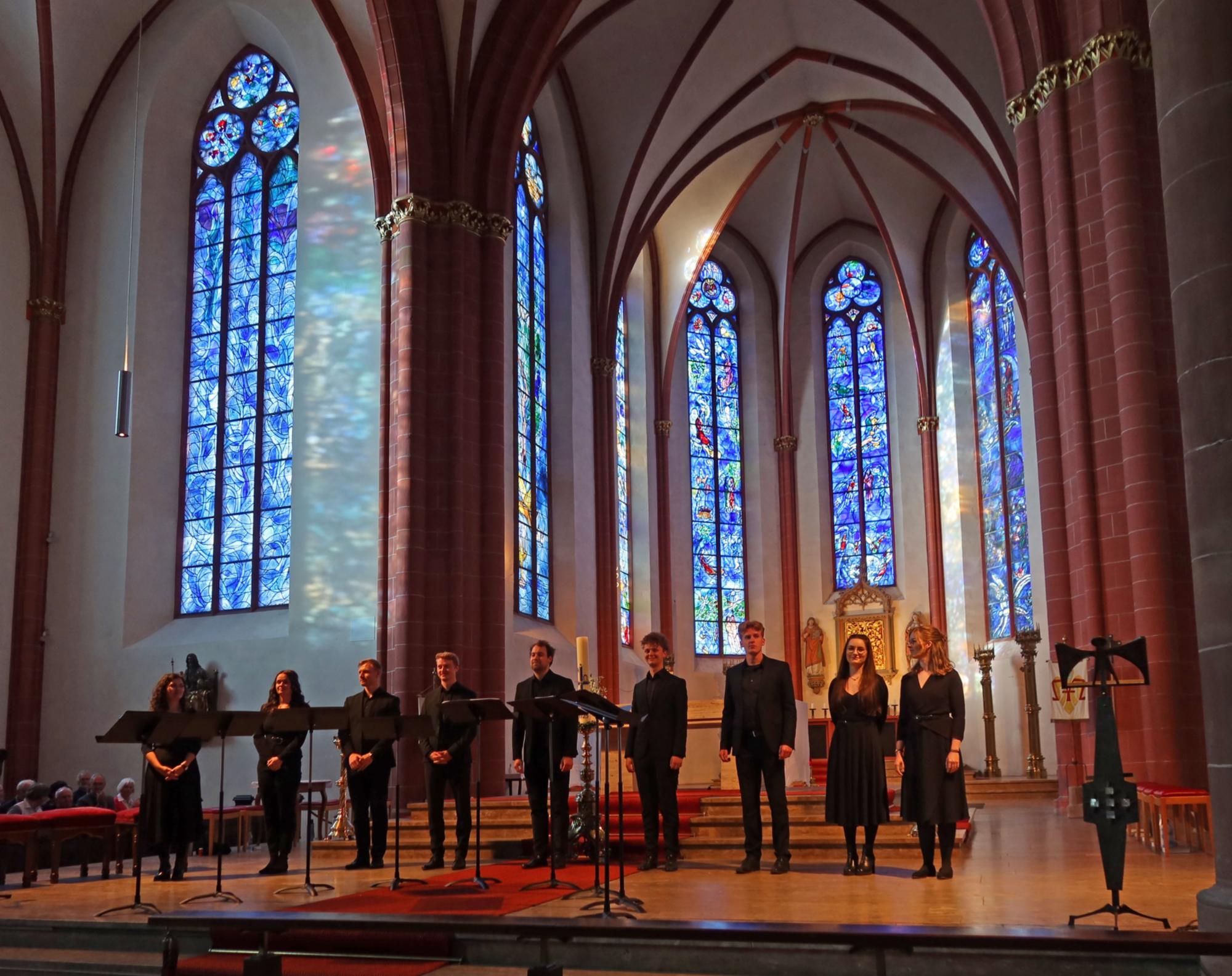 Mainz, 11. Mai 2025: Beim Konzert von Sonova in St. Stephan stellte Pfarrer Thomas Winter das neue Buch über Monsignore Mayer vor. (c) Bistum Mainz / Nichtweiß