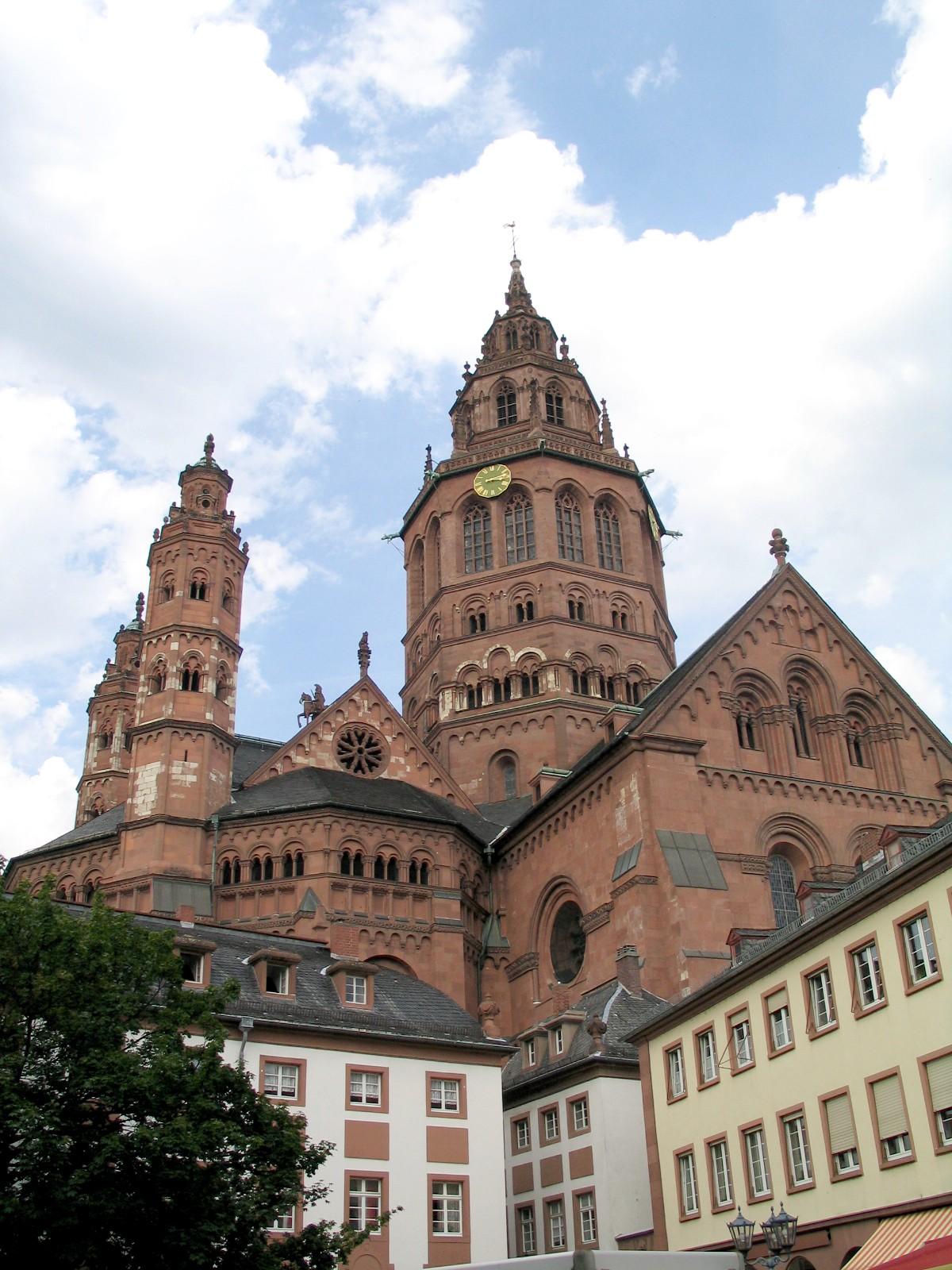 Der Mainzer Dom vom Leichhof aus gesehen. (c) Bistum Mainz/Blum