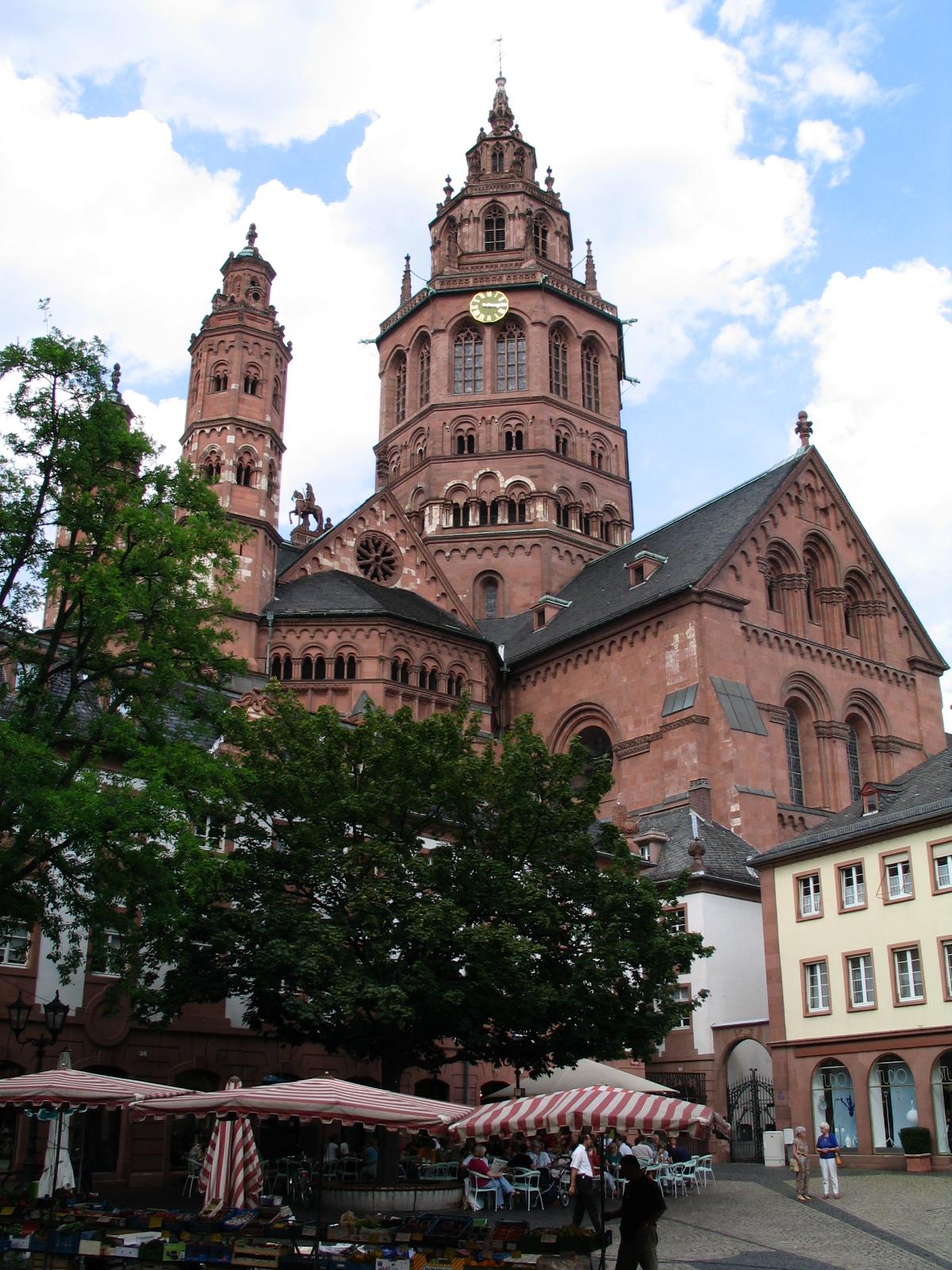 Der Mainzer Dom vom Leichhof aus gesehen. (c) Bistum Mainz / Blum