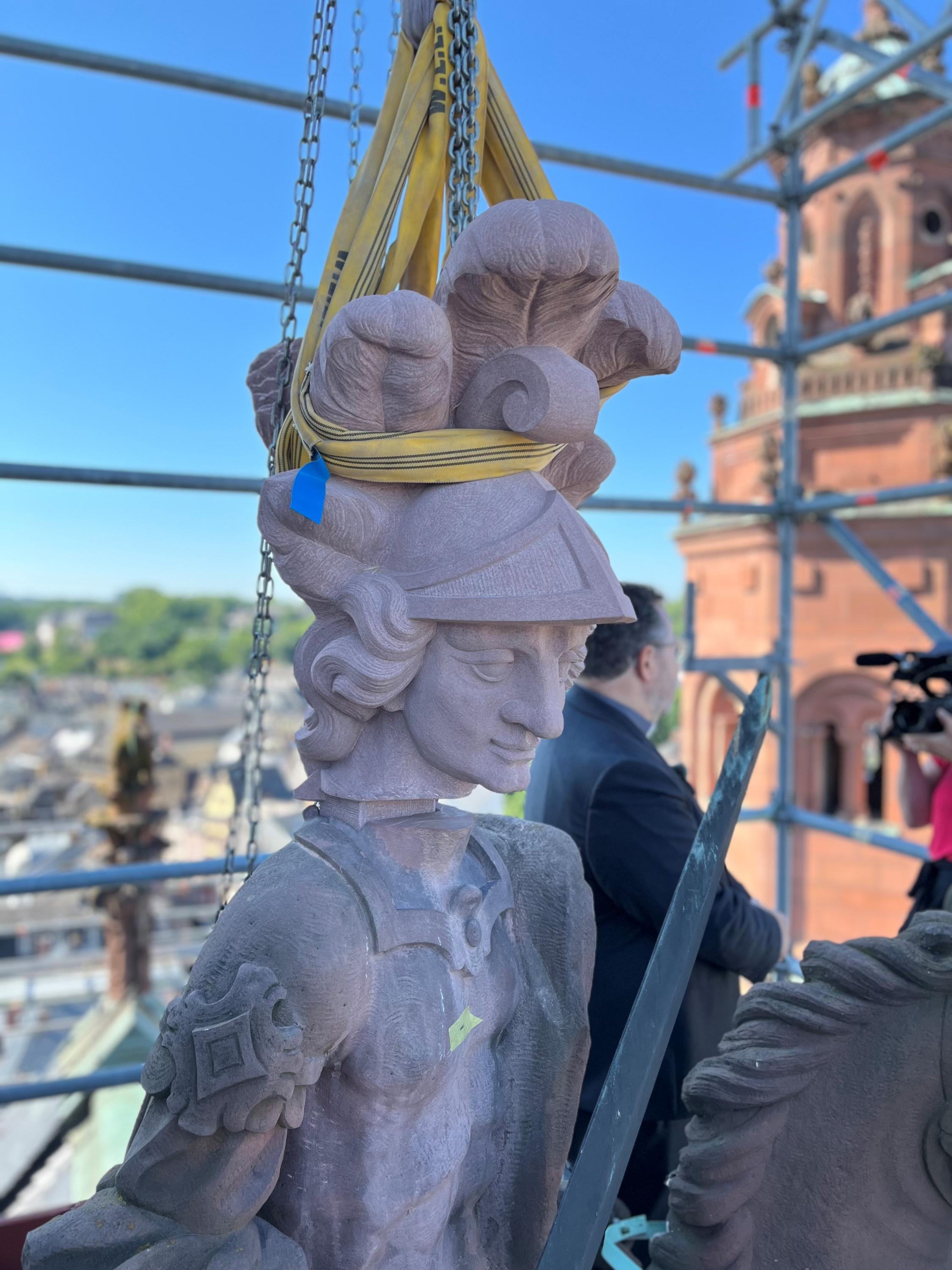 Neuer Kopf der Martinsfigur auf dem Mainzer Dom