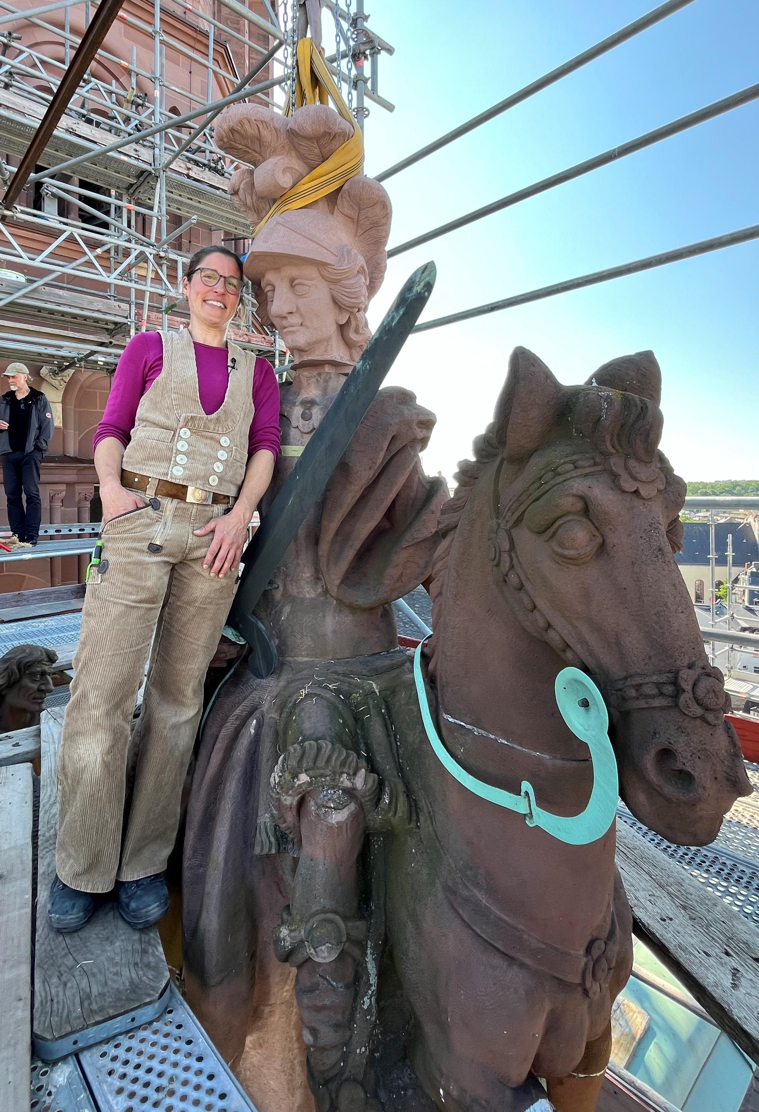 Steinmetzin Jennifer Schrauth neben der Martinsfigur mit dem neuen Kopf