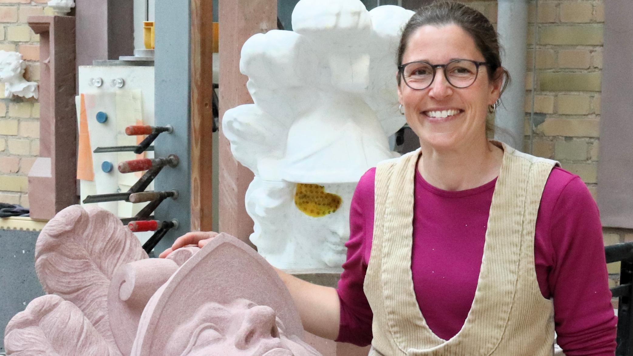 Steinmetzin Jennifer Schrauth hat den neuen Kopf bereits angefertigt