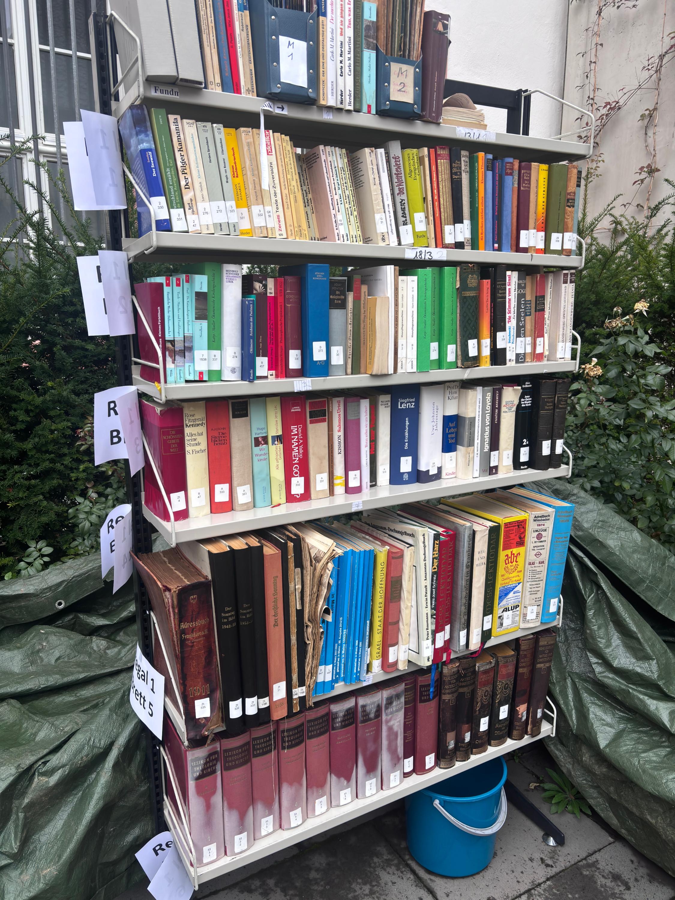 Simulierter Wasserschaden bei einer Notfallübung an der Mainzer Martinus-Bibliothek