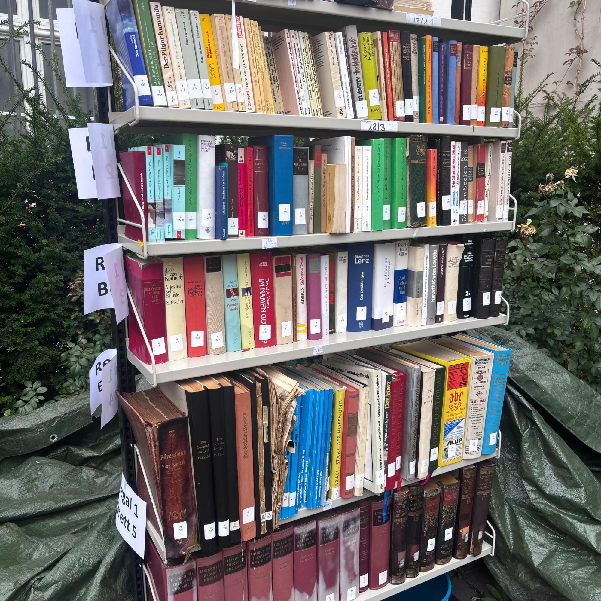 Simulierter Wasserschaden bei einer Notfallübung an der Mainzer Martinus-Bibliothek