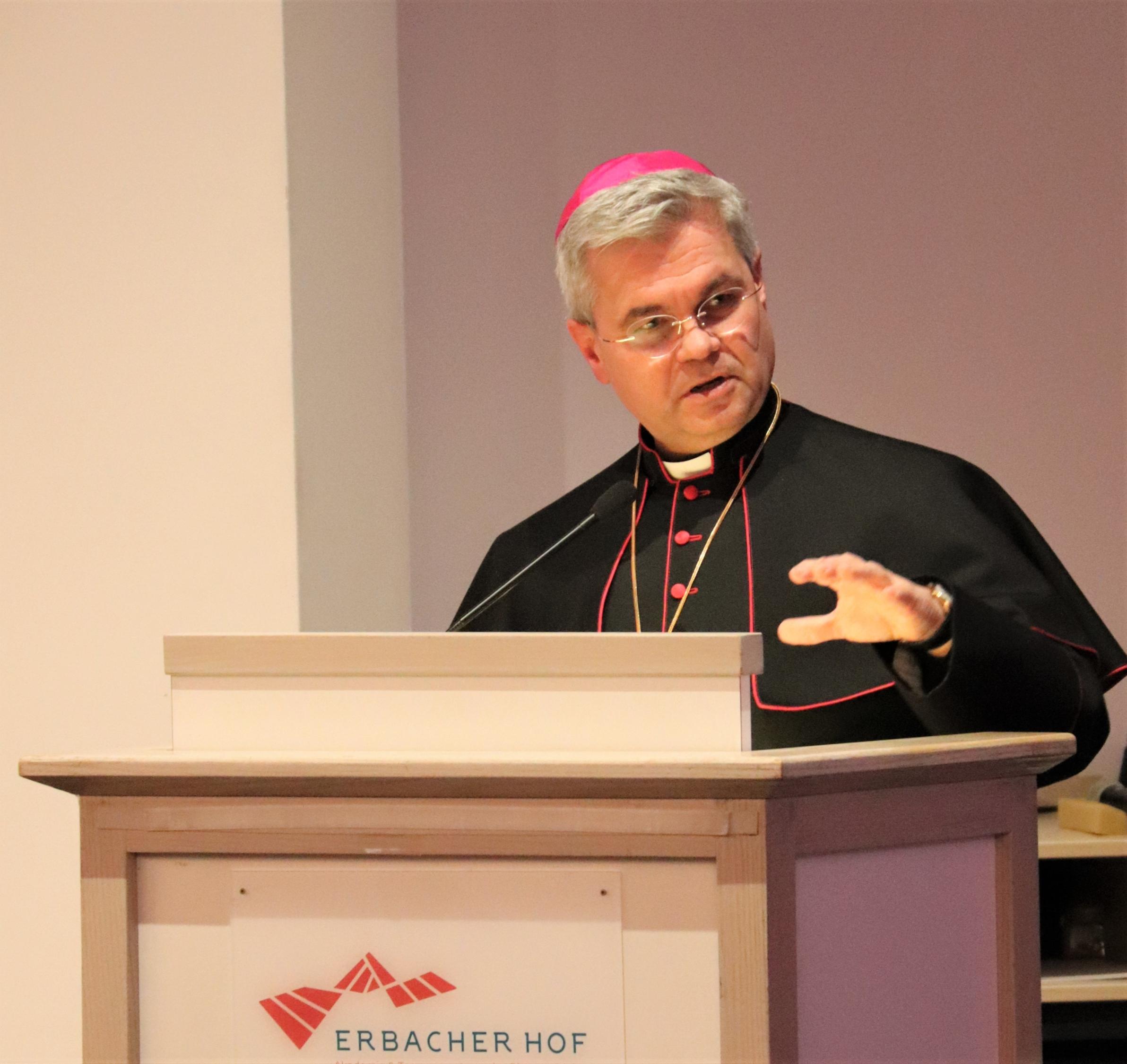 Weihbischof Dr. Udo Markus Bentz bei seiner Ansprache zur Gründung der Schulgesellschaft St. Martinus im Erbacher Hof Mainz