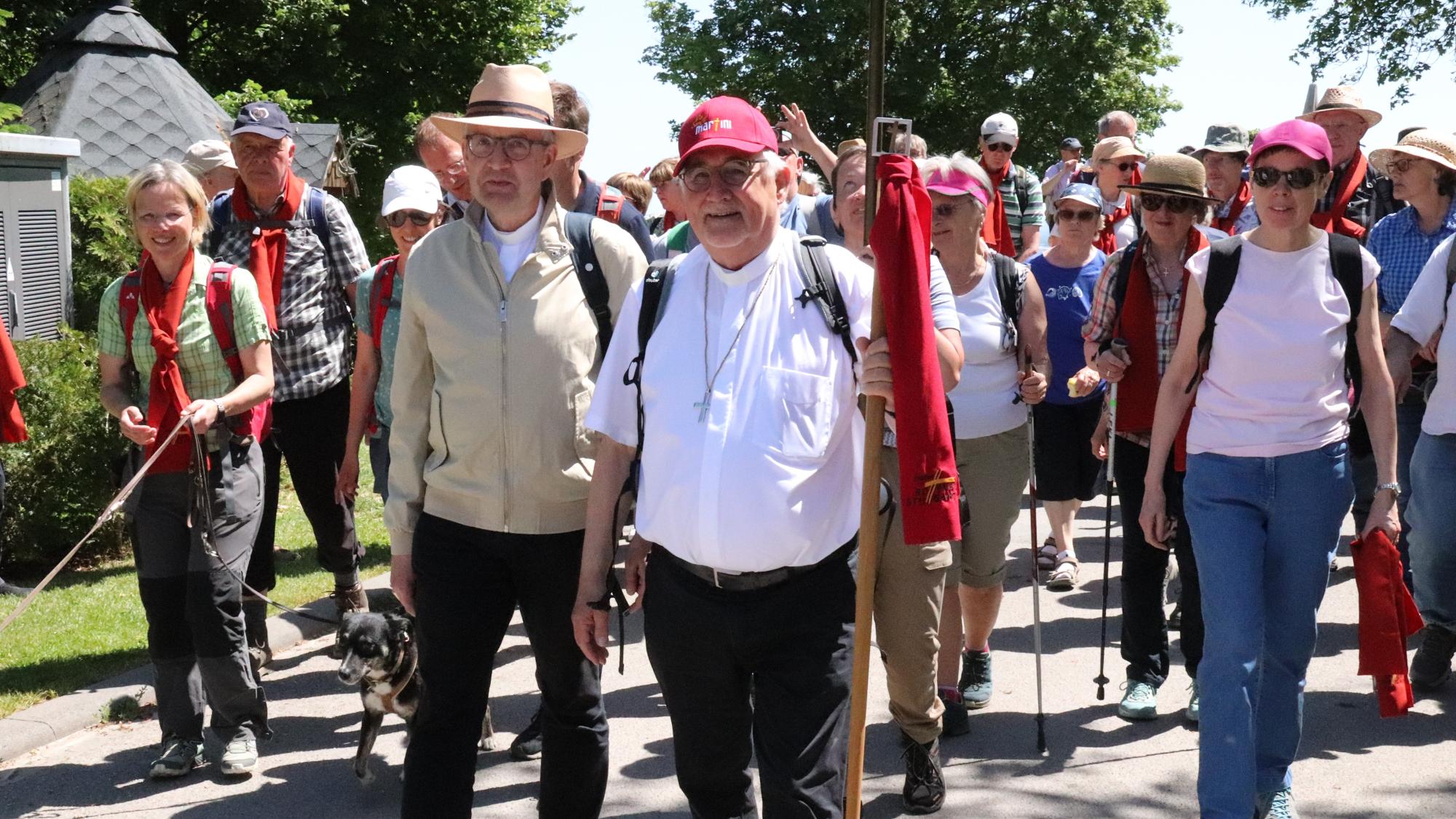 Pilgergruppe beim Aufbruch von der Laubenheimer Höhe in Richtung Mainzer Dom. Mit dabei: Bischof Peter Kohlgraf (links) und Bischof Dr. Gebhard Fürst