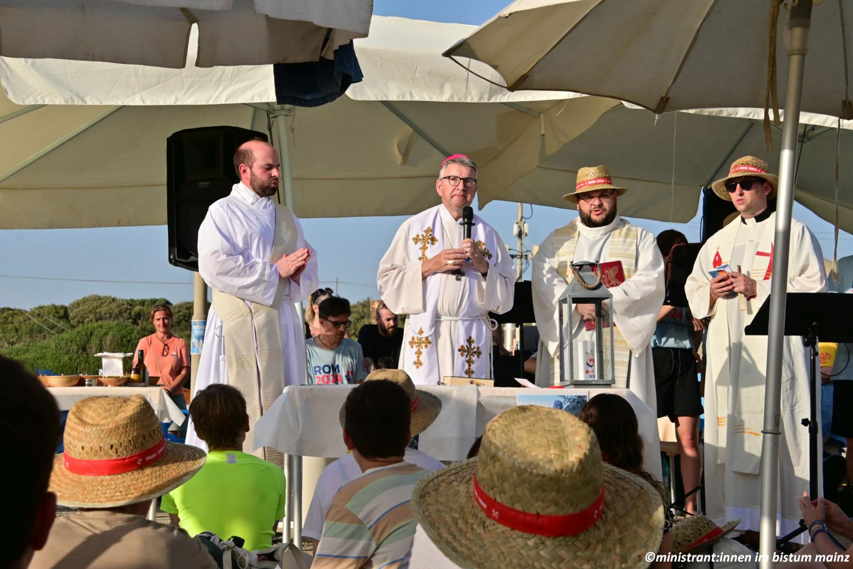 Abschlussgottesdienst am Strand außerhalb von Rom mit Bischof Kohlgraf (c) Bistum Mainz/Reiss