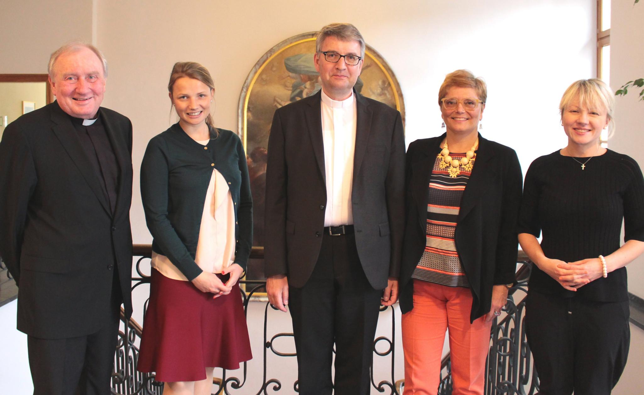 Mainz, 18. Mai 2017: Besuchten ein SkF-Projekt in Mainz für Flüchtlingsfrauen und deren Kinder (v.l.n.r.): Diözesanadministrator Dietmar Giebelmann, Elena von Metzler, Professor Peter Kohlgraf, Sigrun Stosius, und Joanna Worytko.