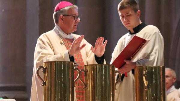 Bischof Peter Kohlgraf segnet das Öl in der Missa Chrismatis