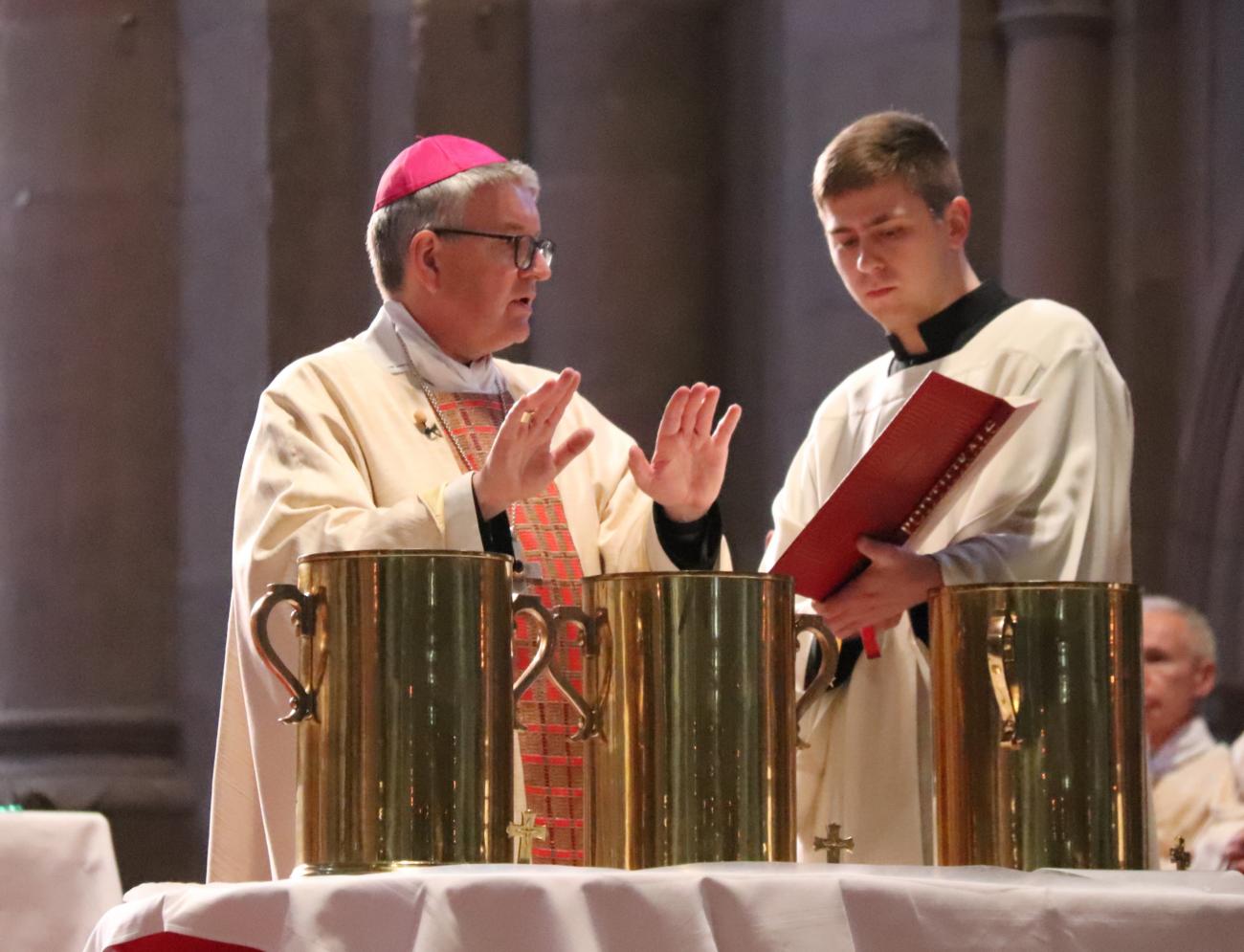 Bischof Peter Kohlgraf segnet das Öl in der Missa Chrismatis