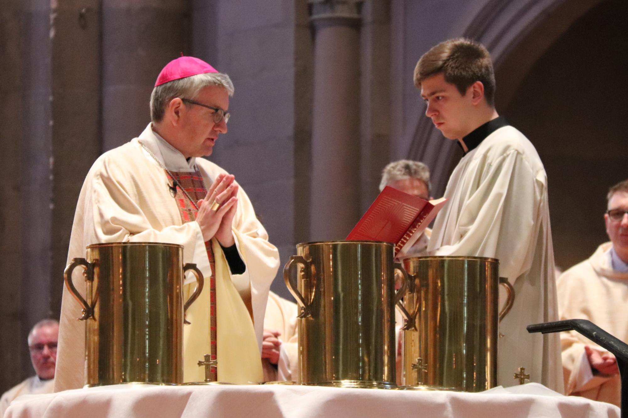 Bischof Peter Kohlgraf segnet das Öl in der Missa Chrismatis