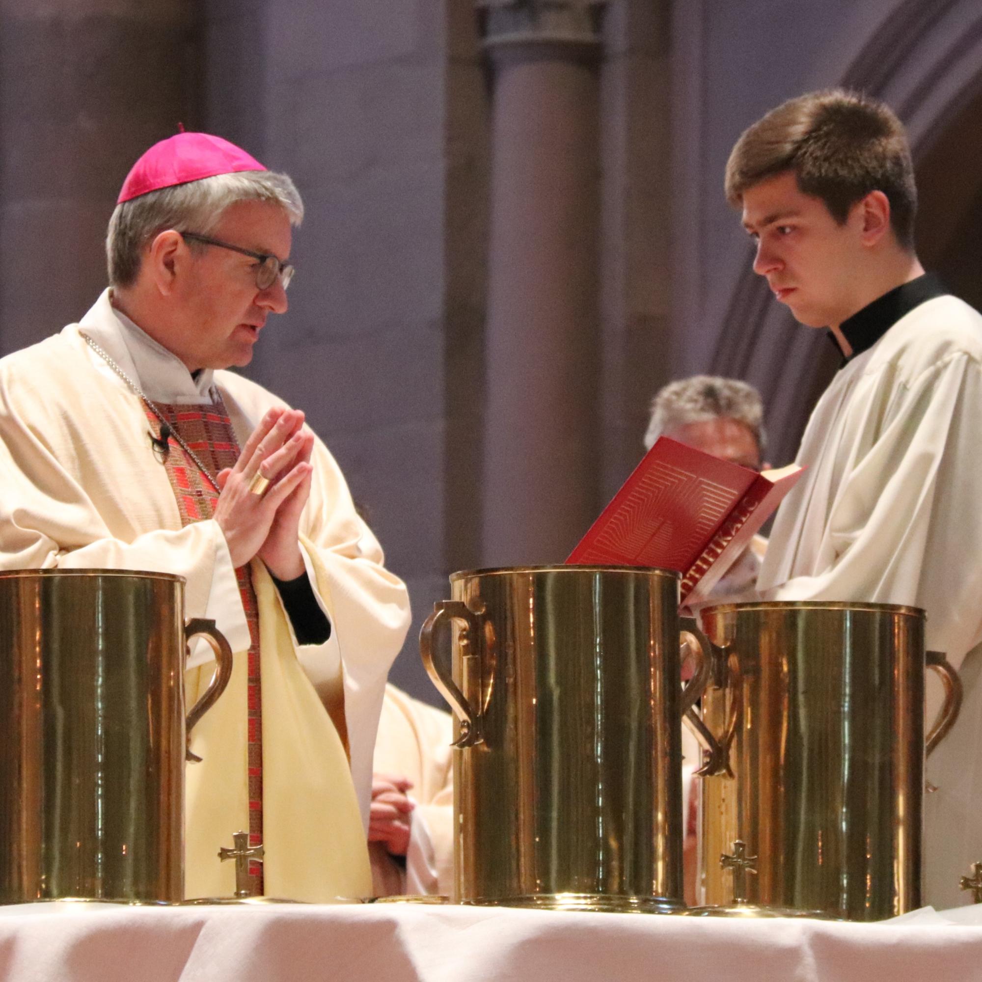 Bischof Peter Kohlgraf segnet das Öl in der Missa Chrismatis