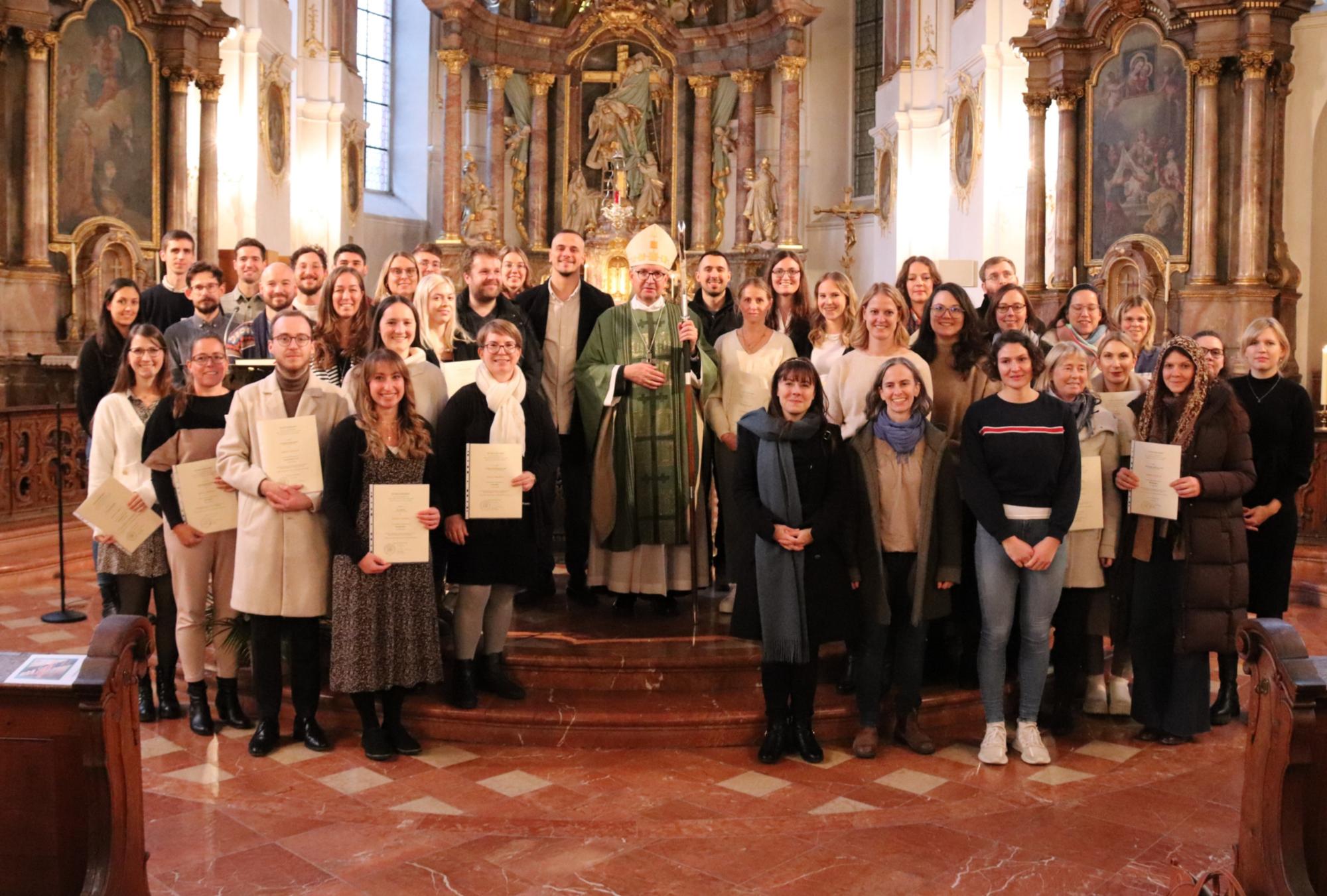 Bischof Peter Kohlgraf verlieht die Missio canonica an 39 Religionslehrerinnen und Religionslehrer (c) Bistum Mainz/Hoffmann