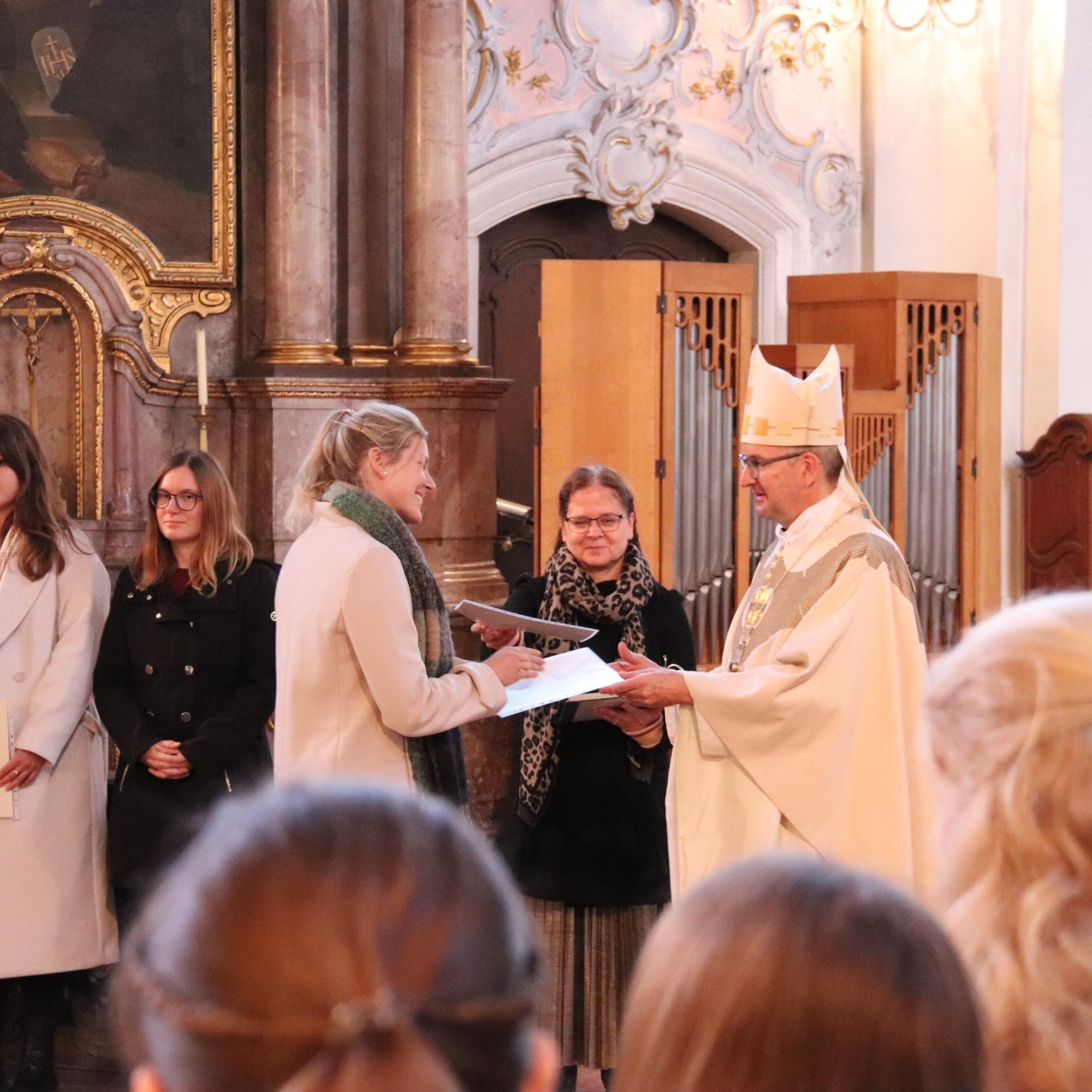 Bischof Peter Kohlgraf verleiht die Missio Canonica an angehende Religionslehrerinnen und Religionslehrer