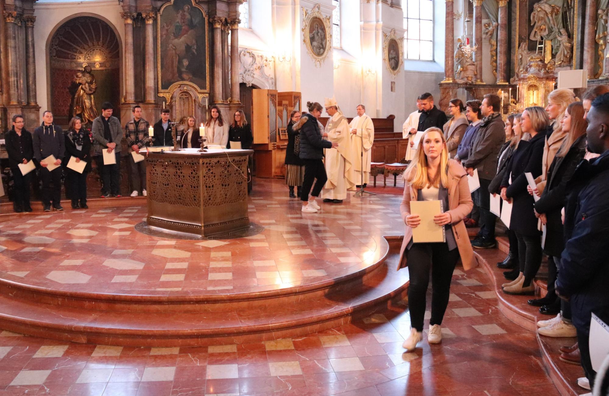 Insgesamt 32 Religionslehrerinnen und Religionslehrer erhielten an diesem Tag ihre Missio canonica (c) Bistum Mainz/Hoffmann
