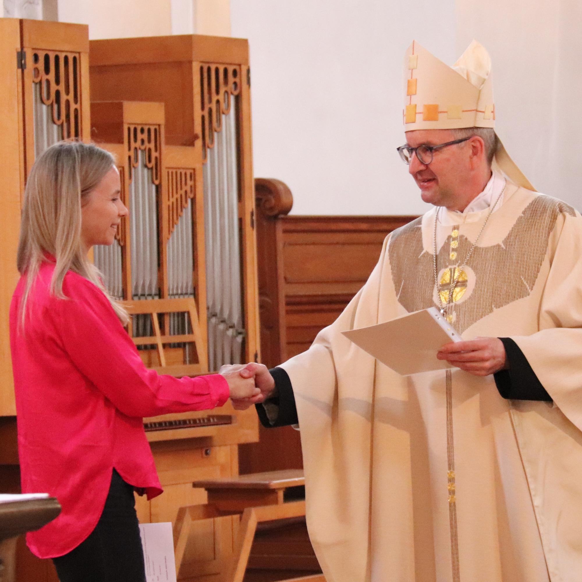 Bischof Peter Kohlgraf verleiht die Missio canonica in der Mainzer Augustinerkirche